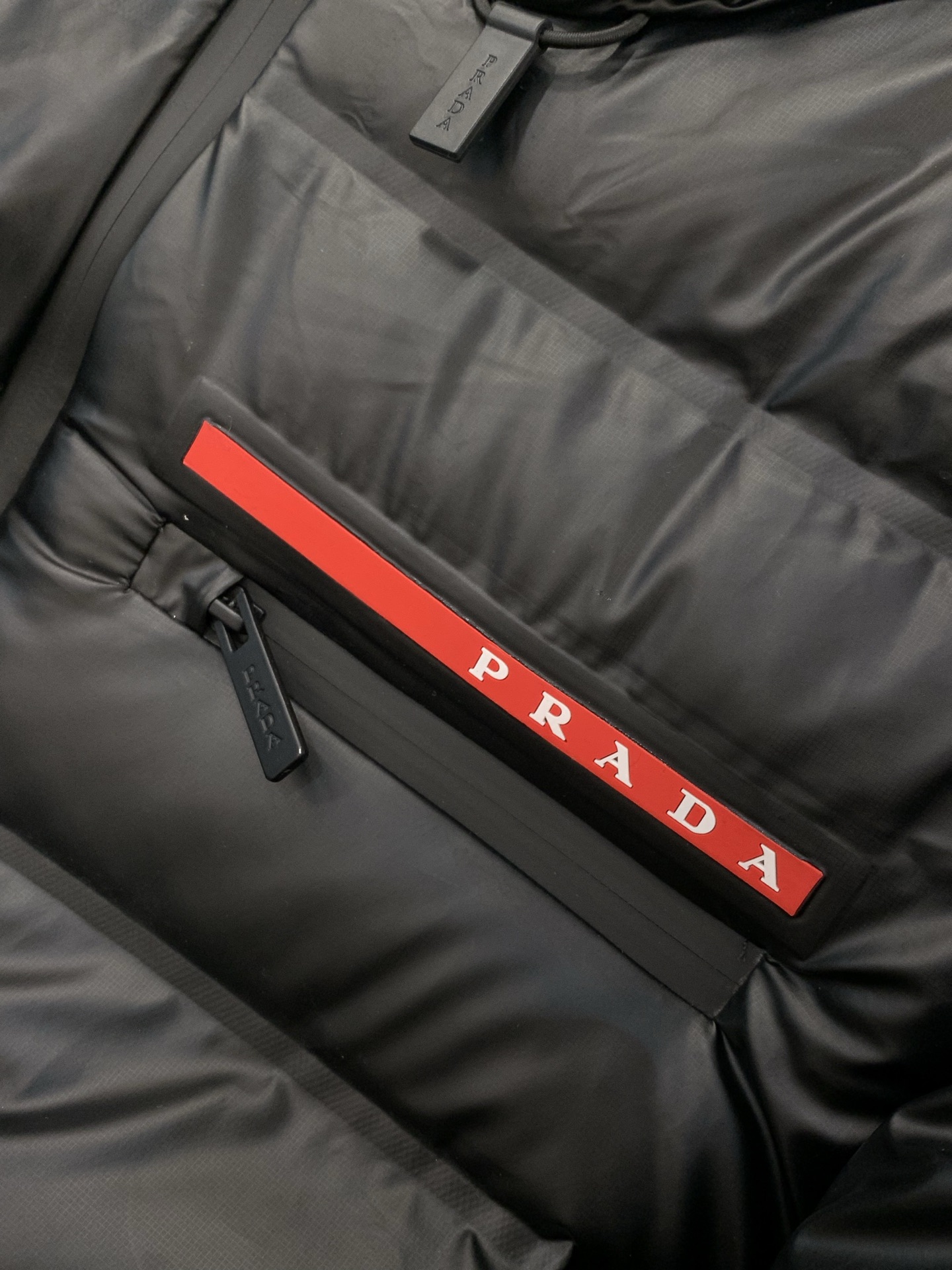 ，PRADA 普拉达，2025冬季最新品，专柜同步有售，时尚休闲连帽羽绒服，进口原版面料，做工极为复杂，