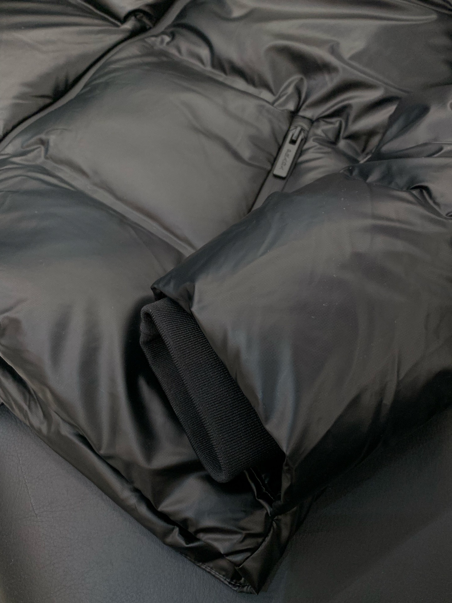 ，PRADA 普拉达，2025冬季最新品，专柜同步有售，时尚休闲连帽羽绒服，进口原版面料，做工极为复杂，