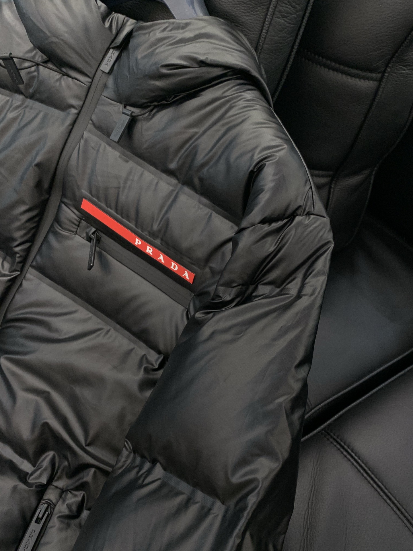 ，PRADA 普拉达，2025冬季最新品，专柜同步有售，时尚休闲连帽羽绒服，进口原版面料，做工极为复杂，