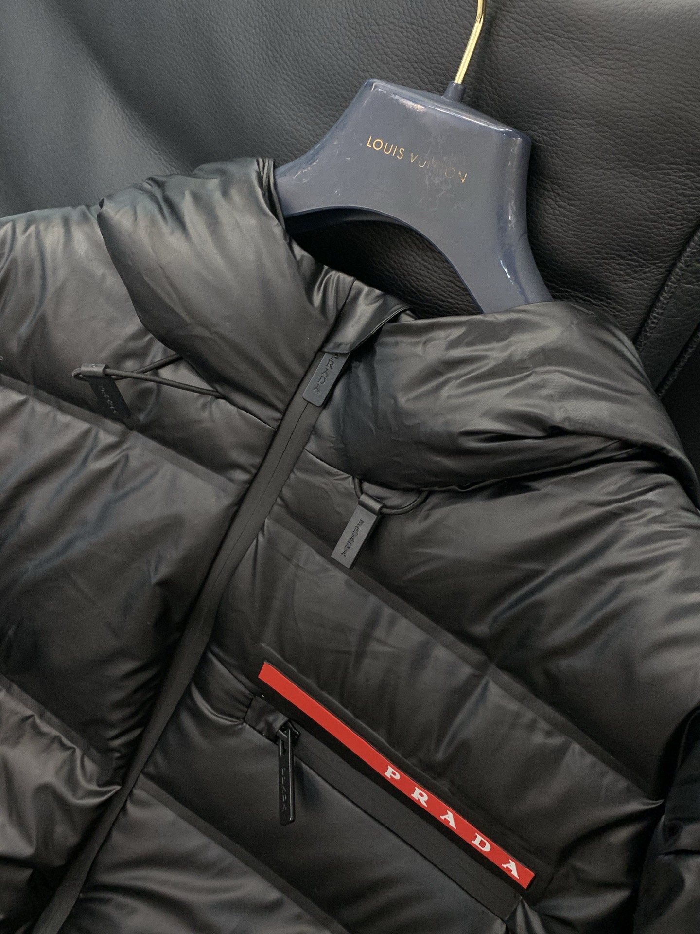 ，PRADA 普拉达，2025冬季最新品，专柜同步有售，时尚休闲连帽羽绒服，进口原版面料，做工极为复杂，