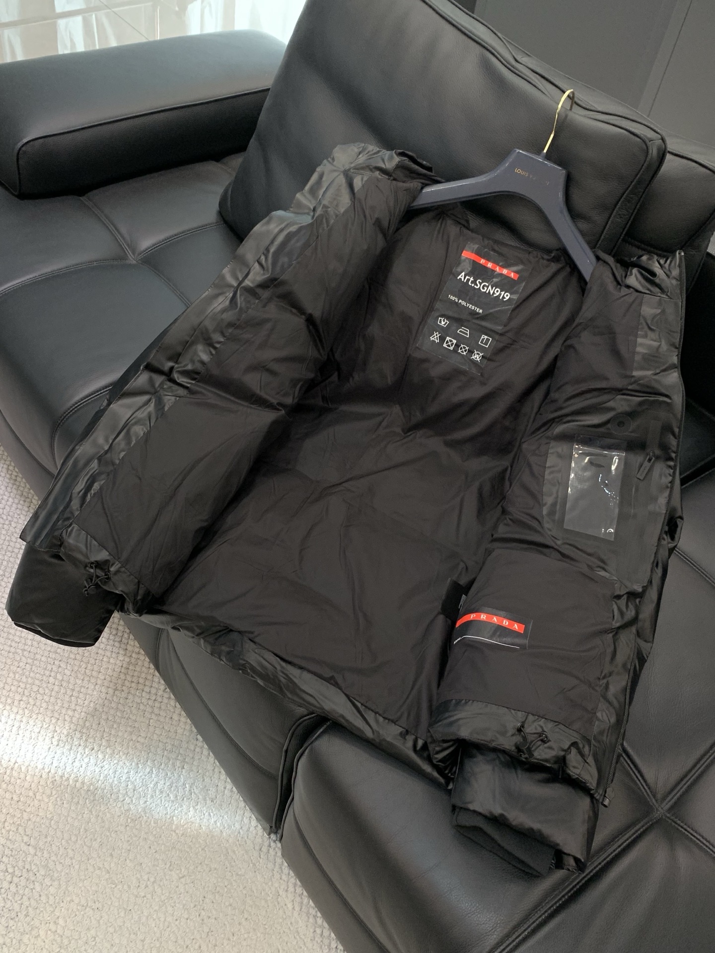 ，PRADA 普拉达，2025冬季最新品，专柜同步有售，时尚休闲连帽羽绒服，进口原版面料，做工极为复杂，