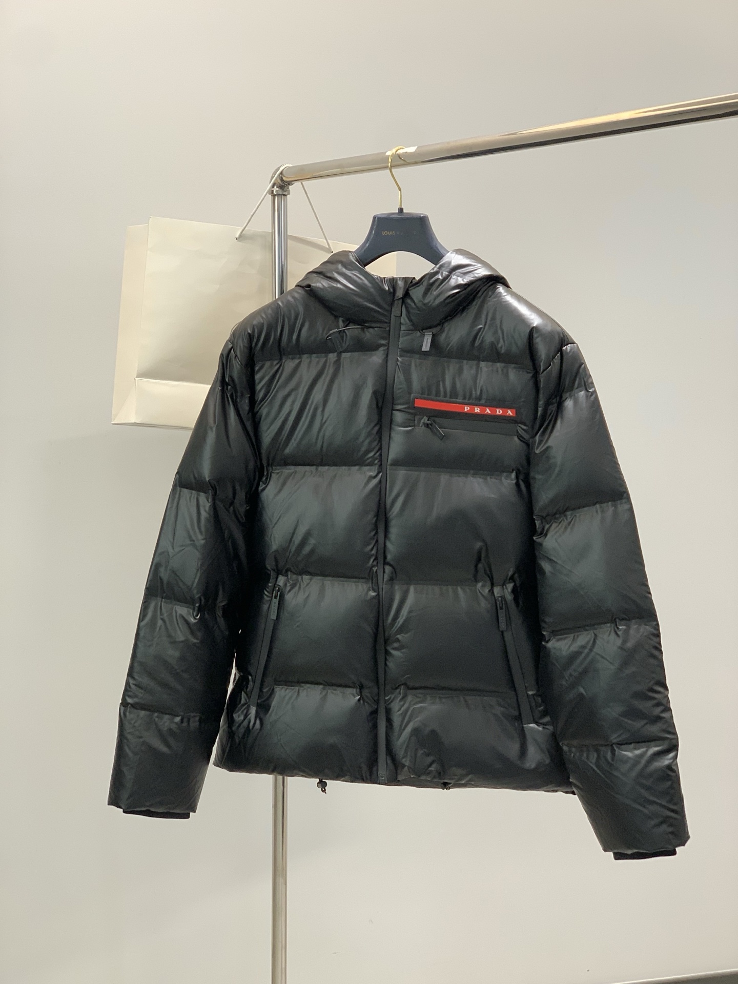 ，PRADA 普拉达，2025冬季最新品，专柜同步有售，时尚休闲连帽羽绒服，进口原版面料，做工极为复杂，