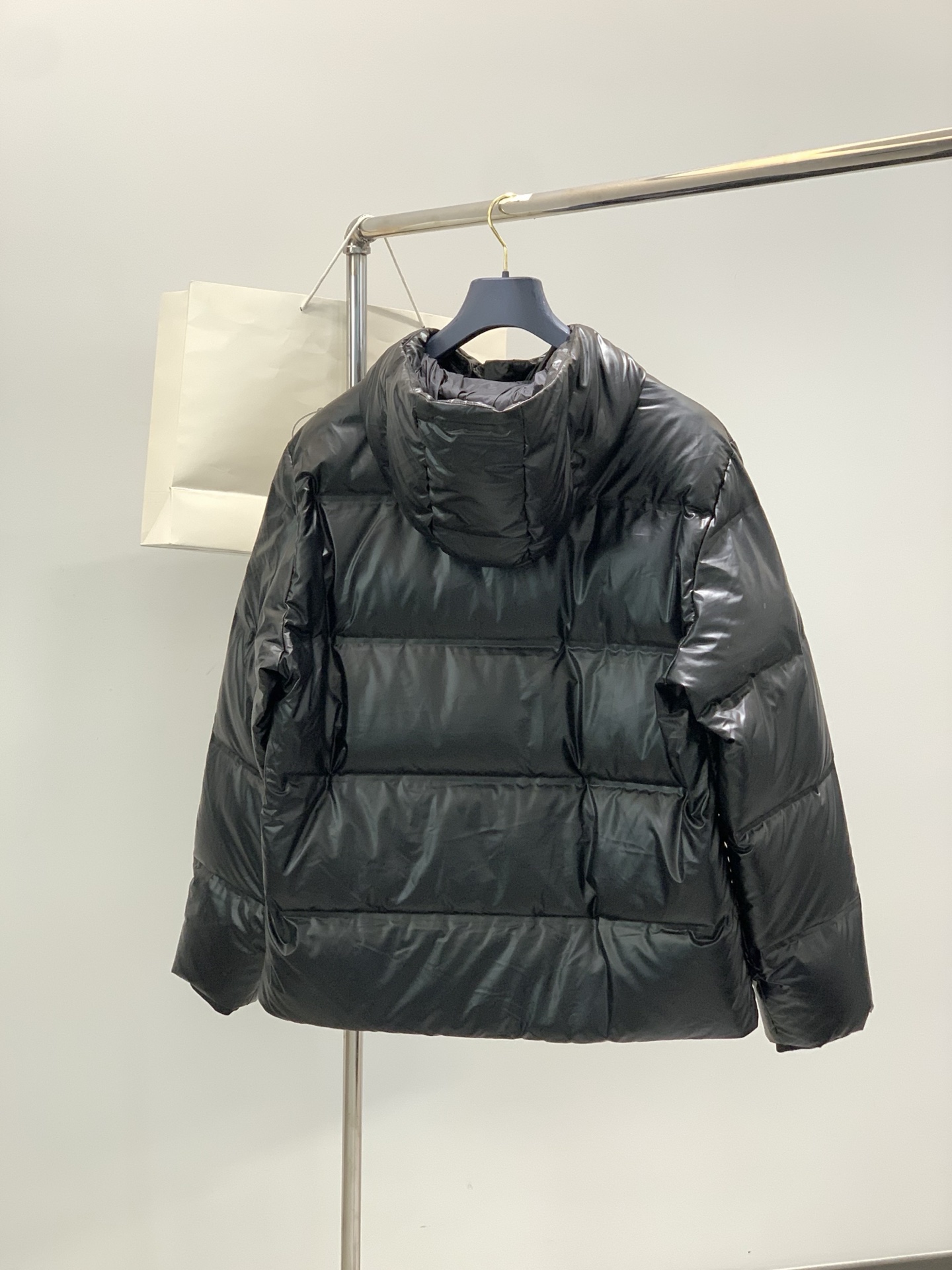 ，PRADA 普拉达，2025冬季最新品，专柜同步有售，时尚休闲连帽羽绒服，进口原版面料，做工极为复杂，