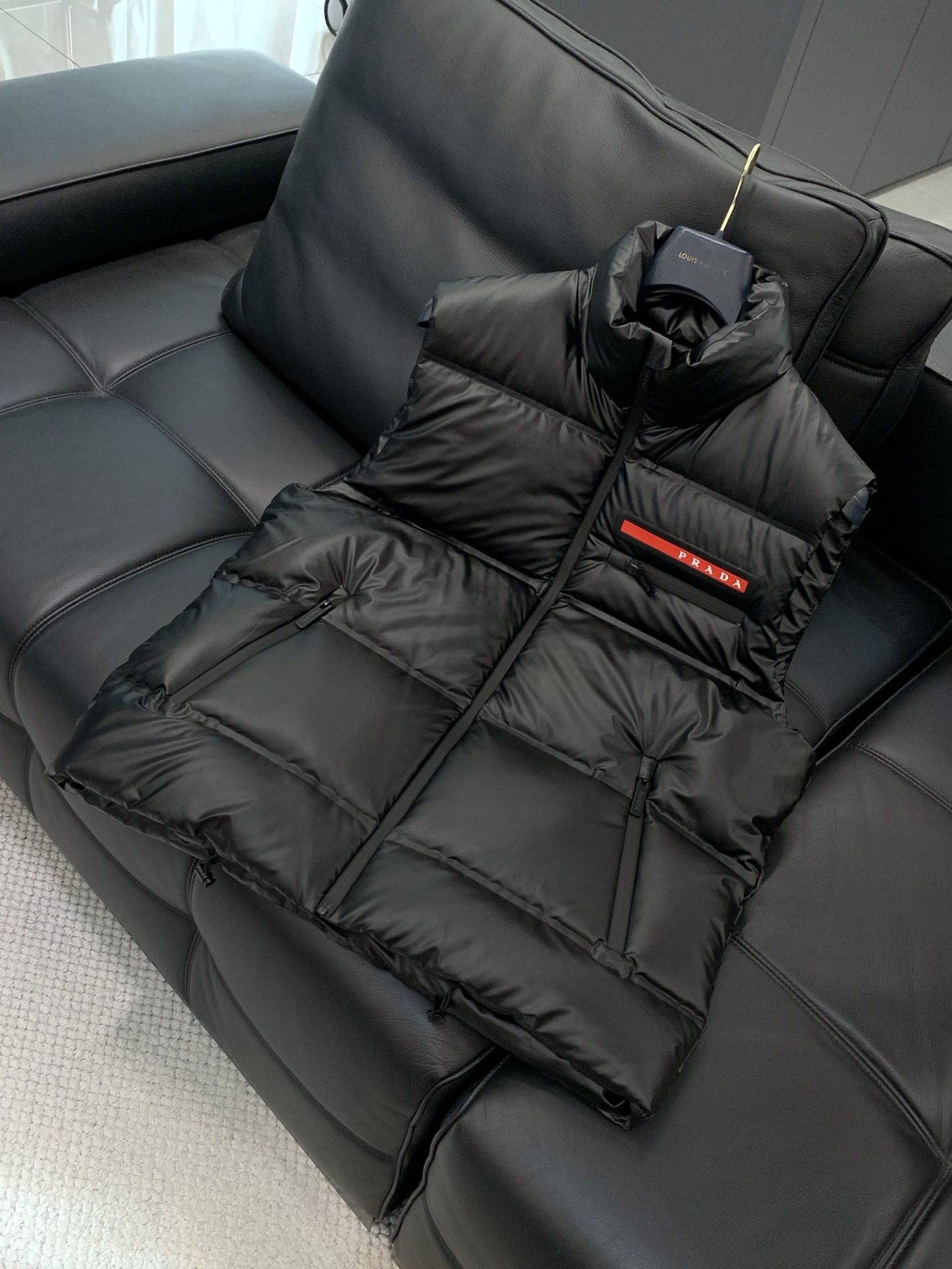 ，PRADA 普拉达，2025冬季最新品，专柜同步有售，时尚休闲羽绒马甲，进口原版面料，做工极为复杂，唯