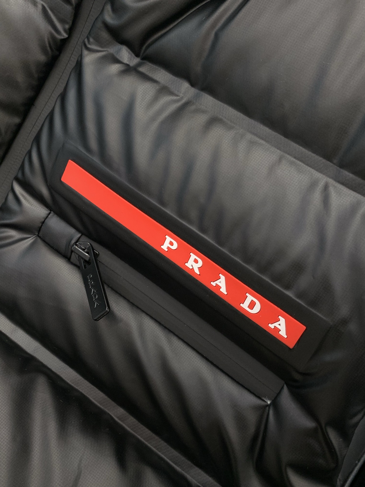 ，PRADA 普拉达，2025冬季最新品，专柜同步有售，时尚休闲羽绒马甲，进口原版面料，做工极为复杂，唯