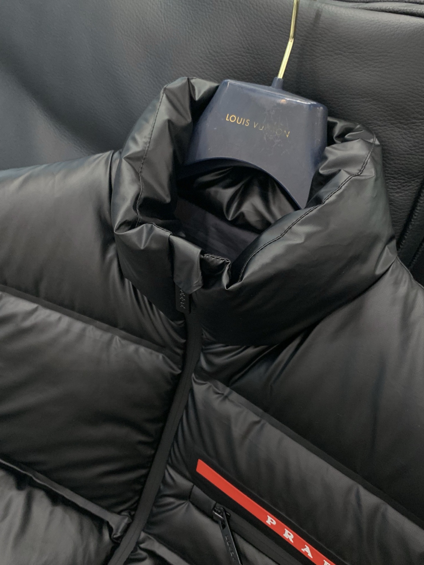 ，PRADA 普拉达，2025冬季最新品，专柜同步有售，时尚休闲羽绒马甲，进口原版面料，做工极为复杂，唯