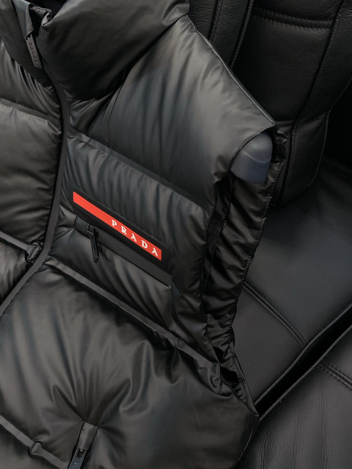，PRADA 普拉达，2025冬季最新品，专柜同步有售，时尚休闲羽绒马甲，进口原版面料，做工极为复杂，唯