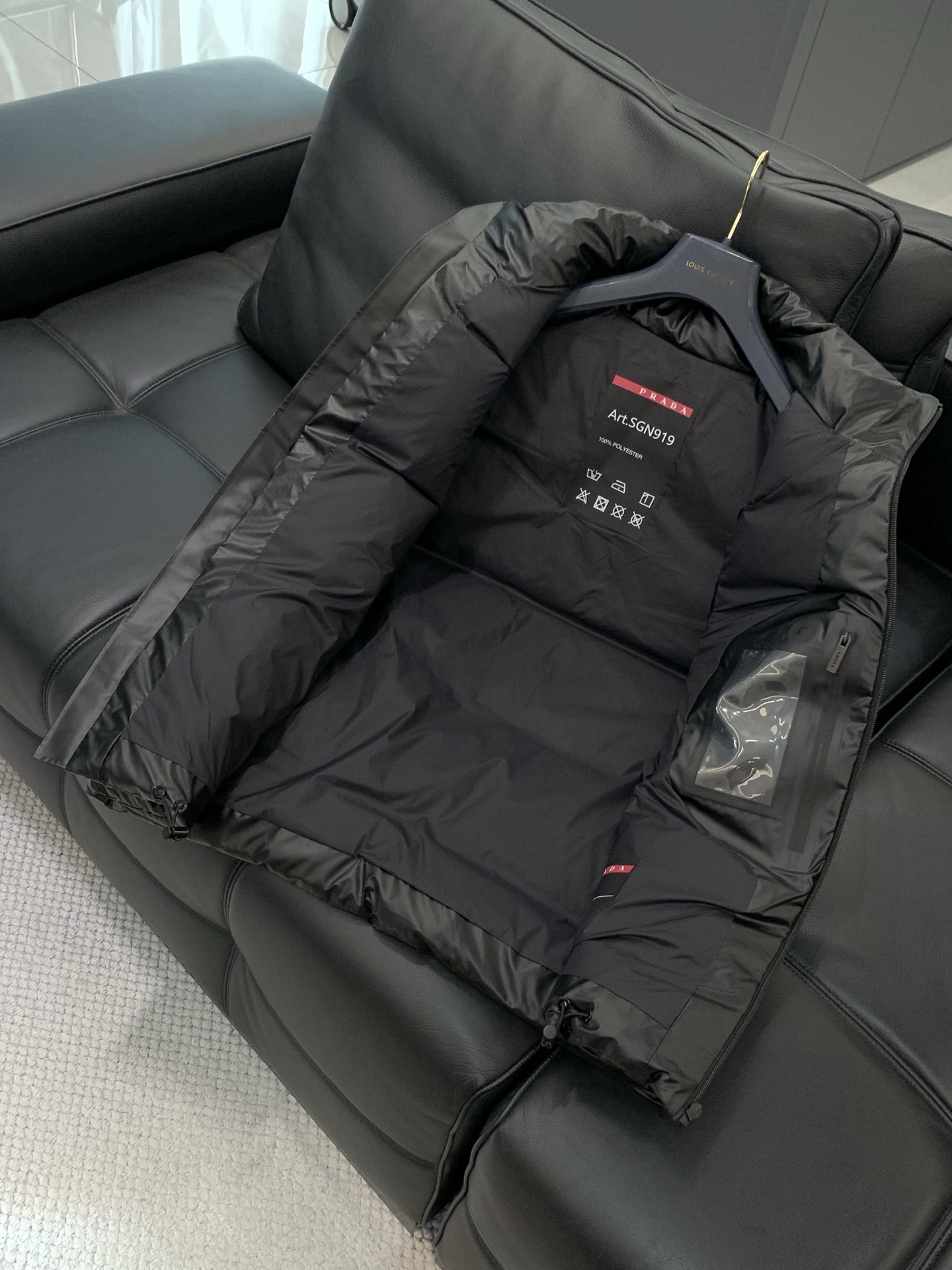 ，PRADA 普拉达，2025冬季最新品，专柜同步有售，时尚休闲羽绒马甲，进口原版面料，做工极为复杂，唯