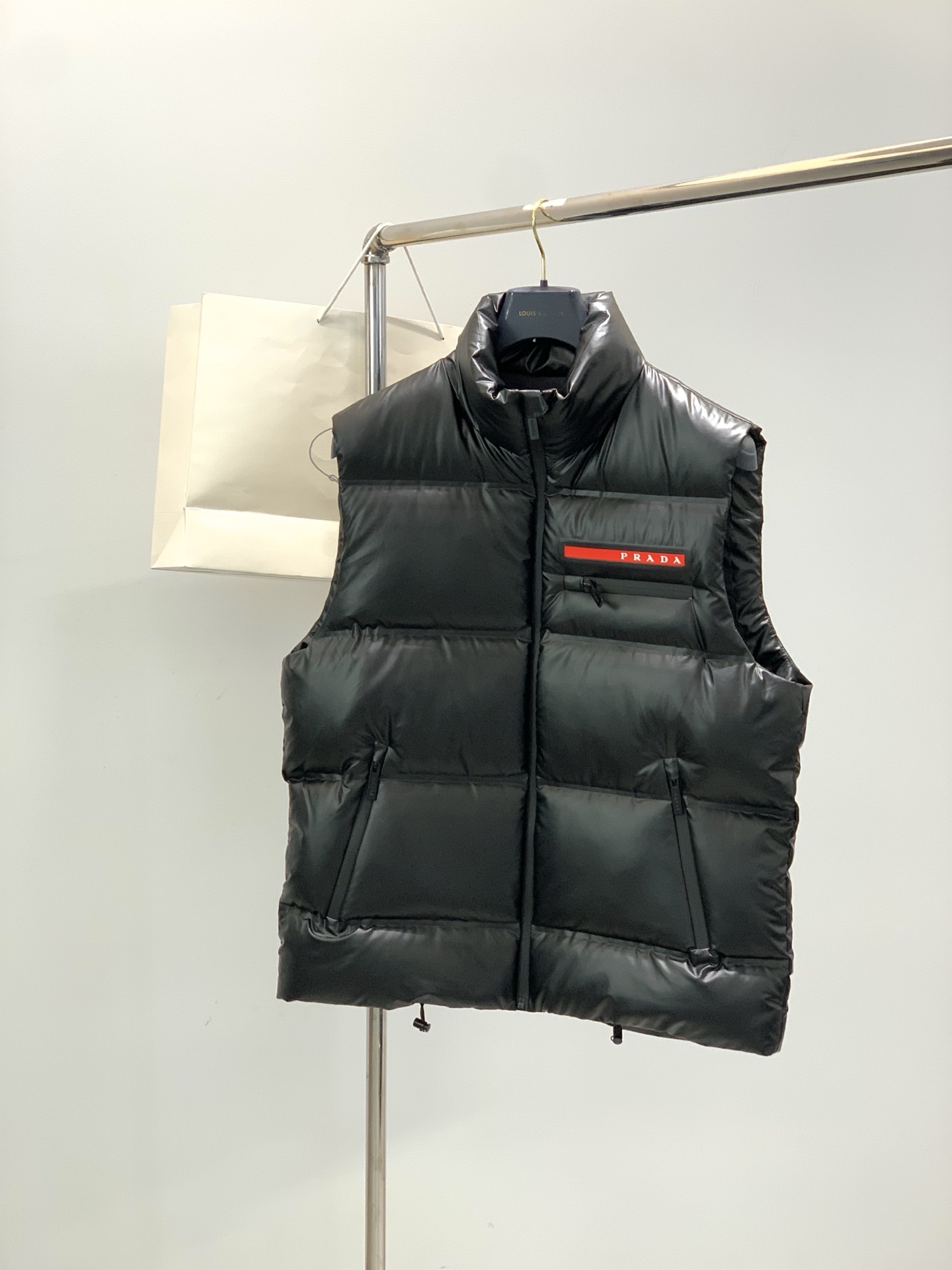 ，PRADA 普拉达，2025冬季最新品，专柜同步有售，时尚休闲羽绒马甲，进口原版面料，做工极为复杂，唯