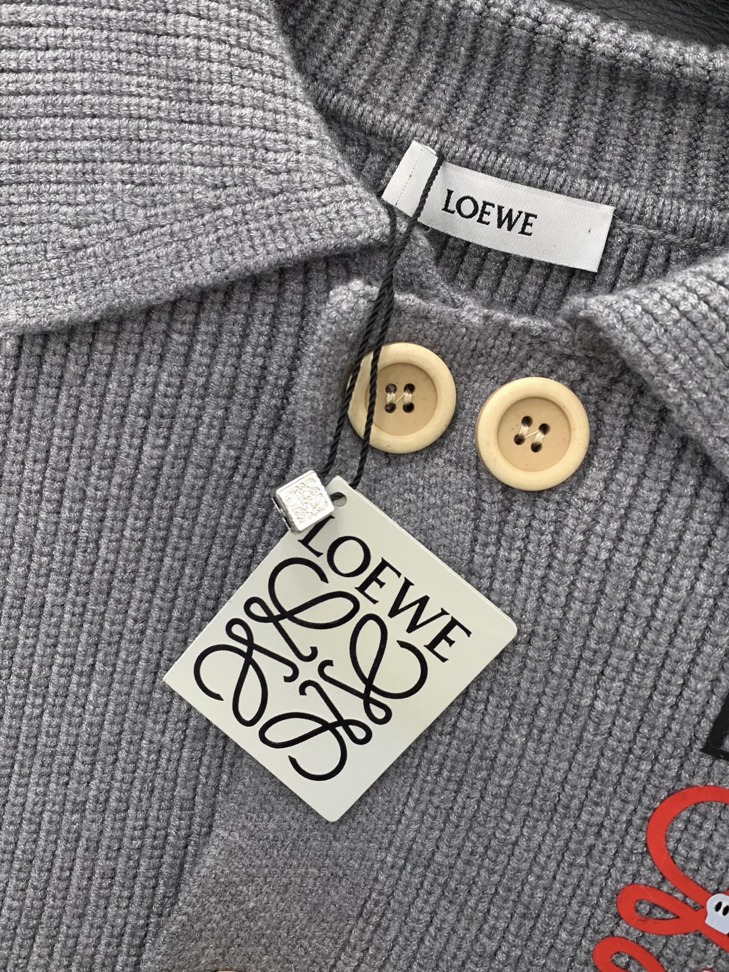 ，Loewe 罗意威，2025冬季最新款，专柜同步有售，原单狠货，时尚休闲针织开衫毛衣，上身很有特点！吸