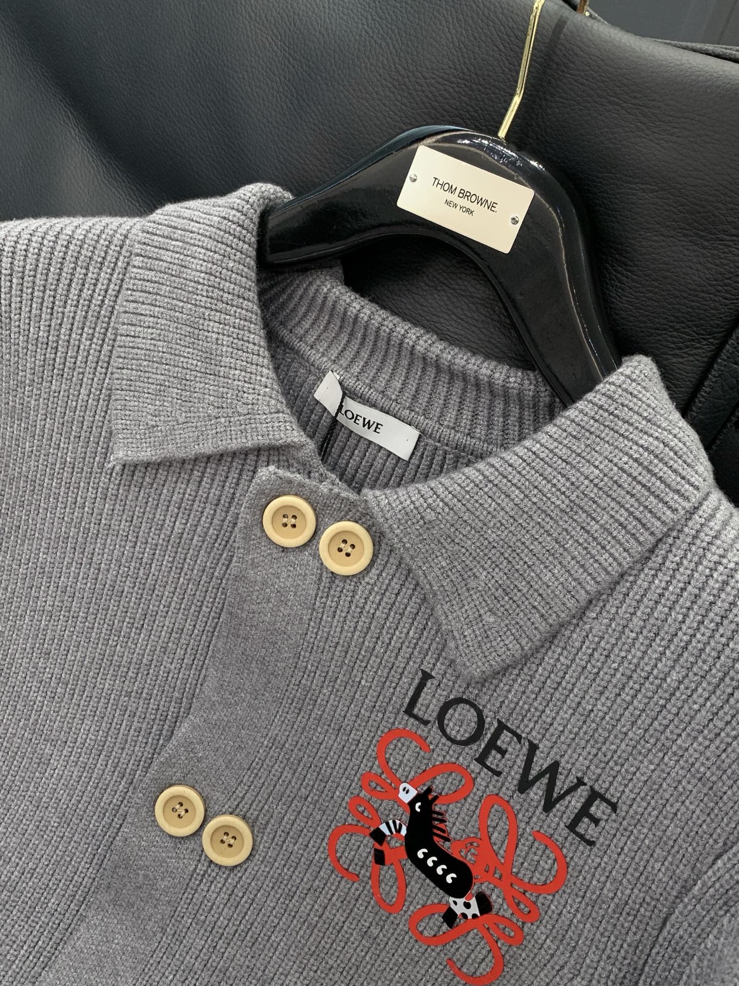 ，Loewe 罗意威，2025冬季最新款，专柜同步有售，原单狠货，时尚休闲针织开衫毛衣，上身很有特点！吸