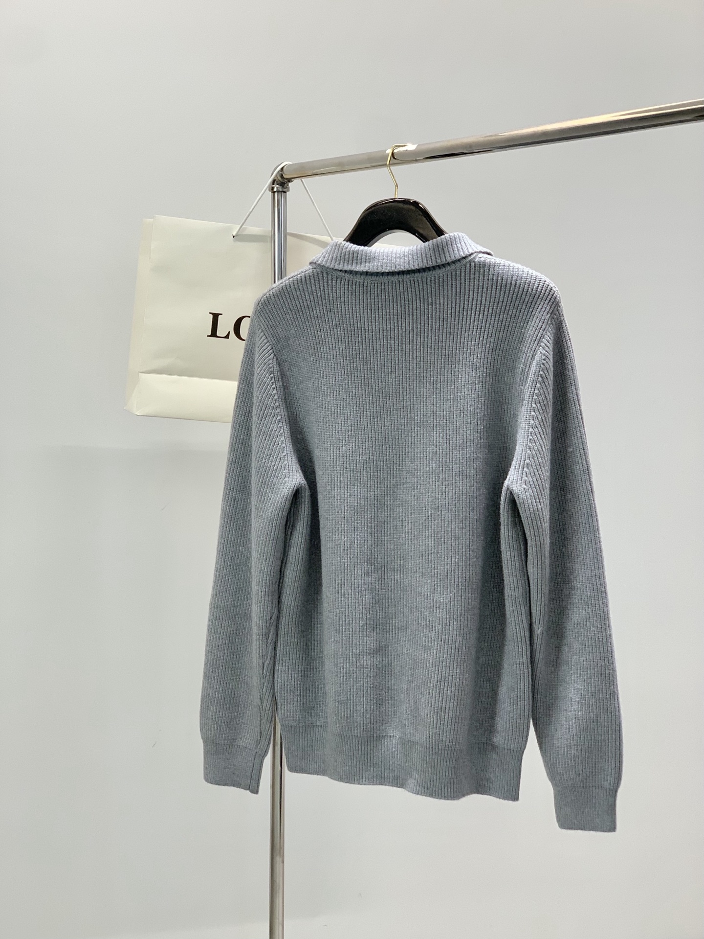 ，Loewe 罗意威，2025冬季最新款，专柜同步有售，原单狠货，时尚休闲针织开衫毛衣，上身很有特点！吸