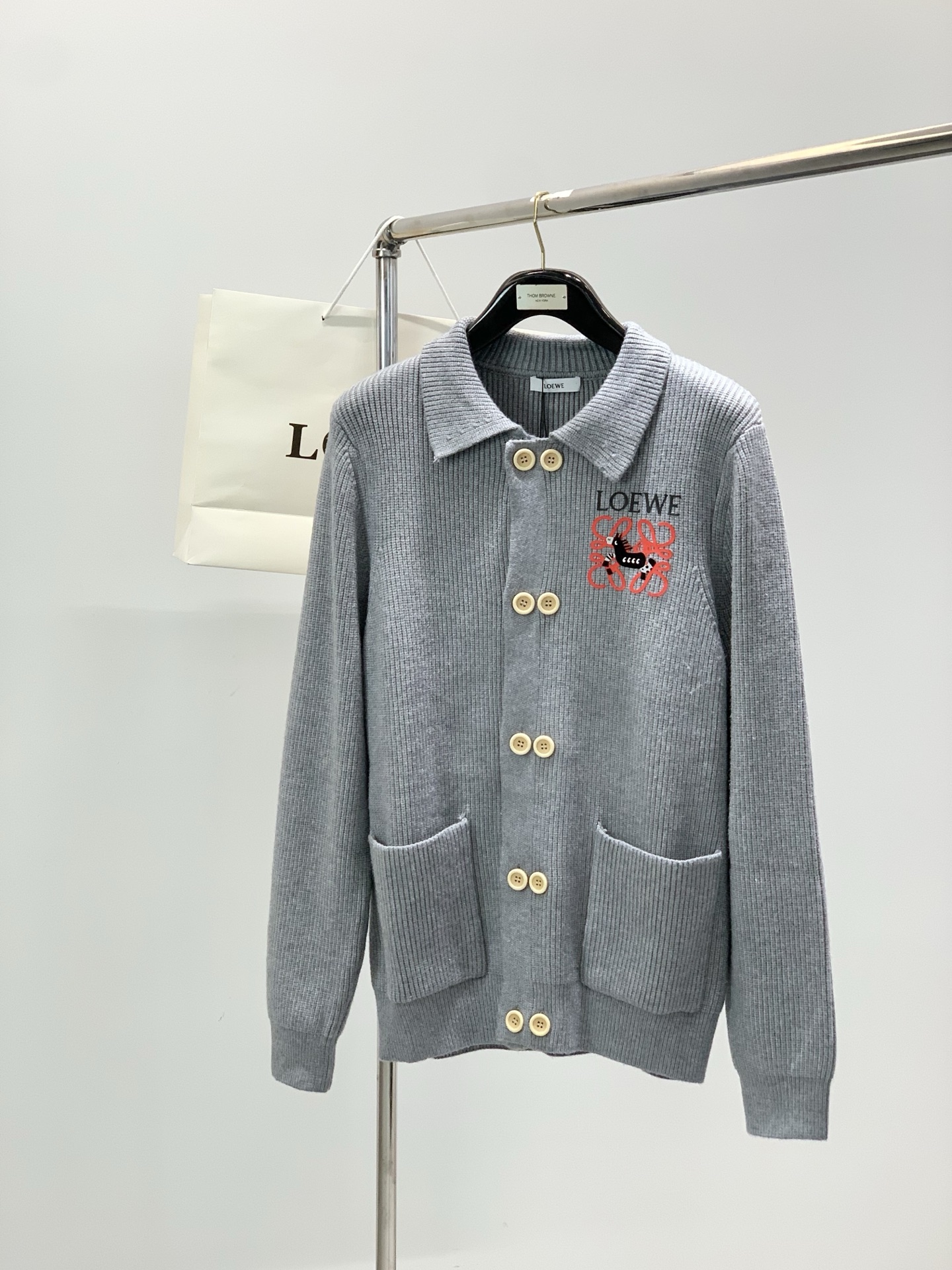 ，Loewe 罗意威，2025冬季最新款，专柜同步有售，原单狠货，时尚休闲针织开衫毛衣，上身很有特点！吸