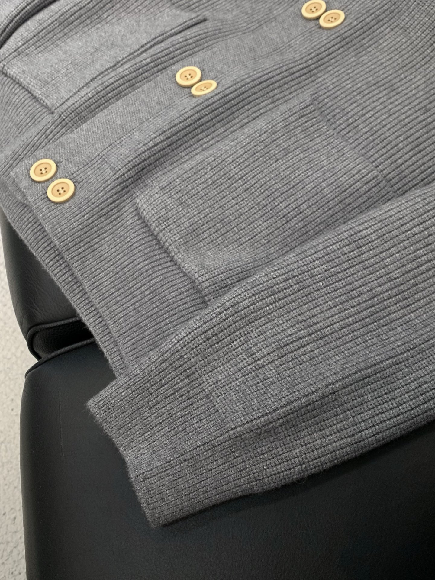 ，Loewe 罗意威，2025冬季最新款，专柜同步有售，原单狠货，时尚休闲针织开衫毛衣，上身很有特点！吸