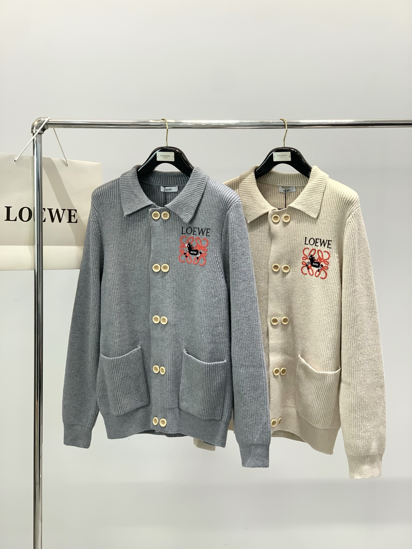 ，Loewe 罗意威，2025冬季最新款，专柜同步有售，原单狠货，时尚休闲针织开衫毛衣，上身很有特点！吸