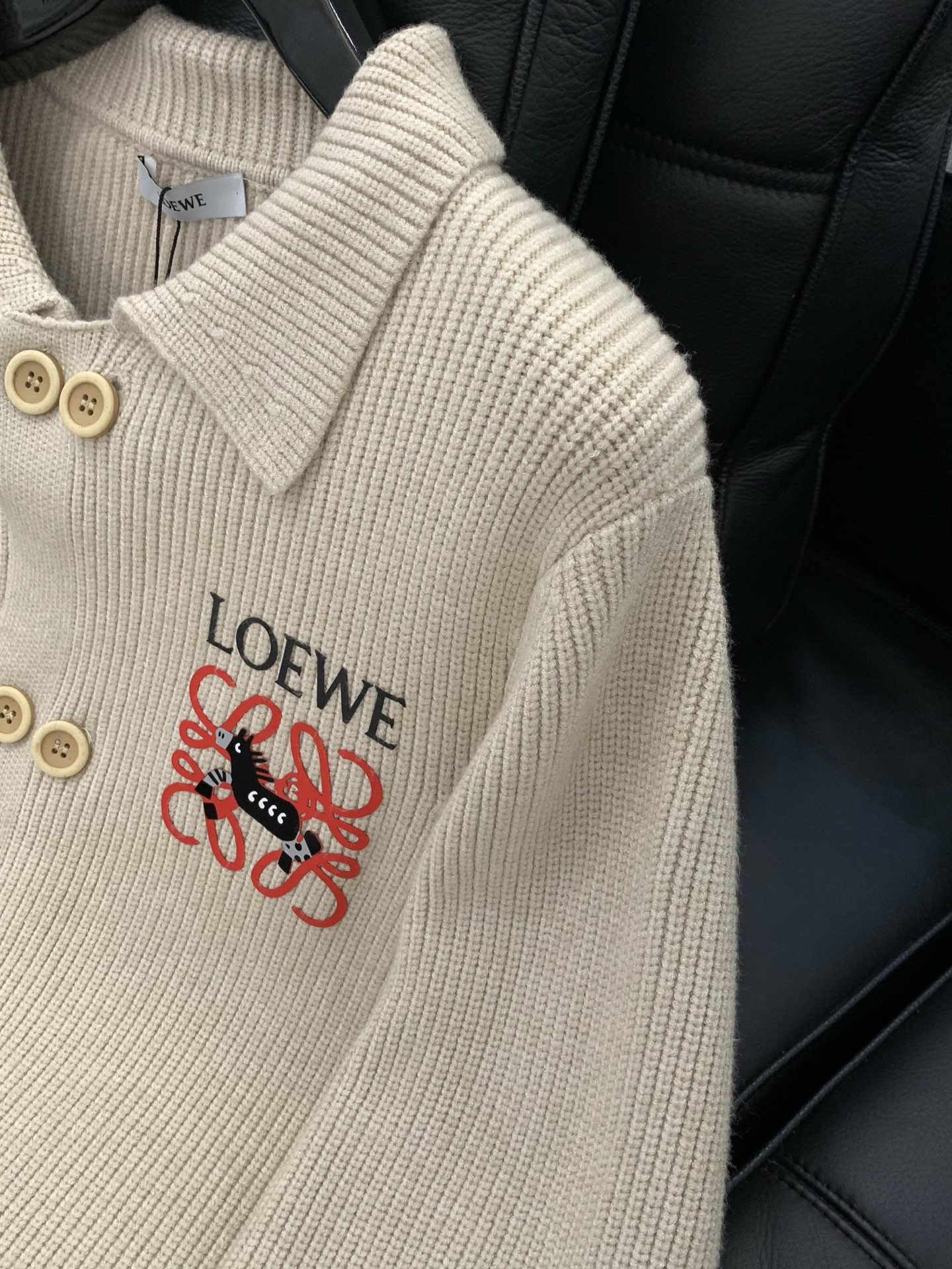，Loewe 罗意威，2025冬季最新款，专柜同步有售，原单狠货，时尚休闲针织开衫毛衣，上身很有特点！吸