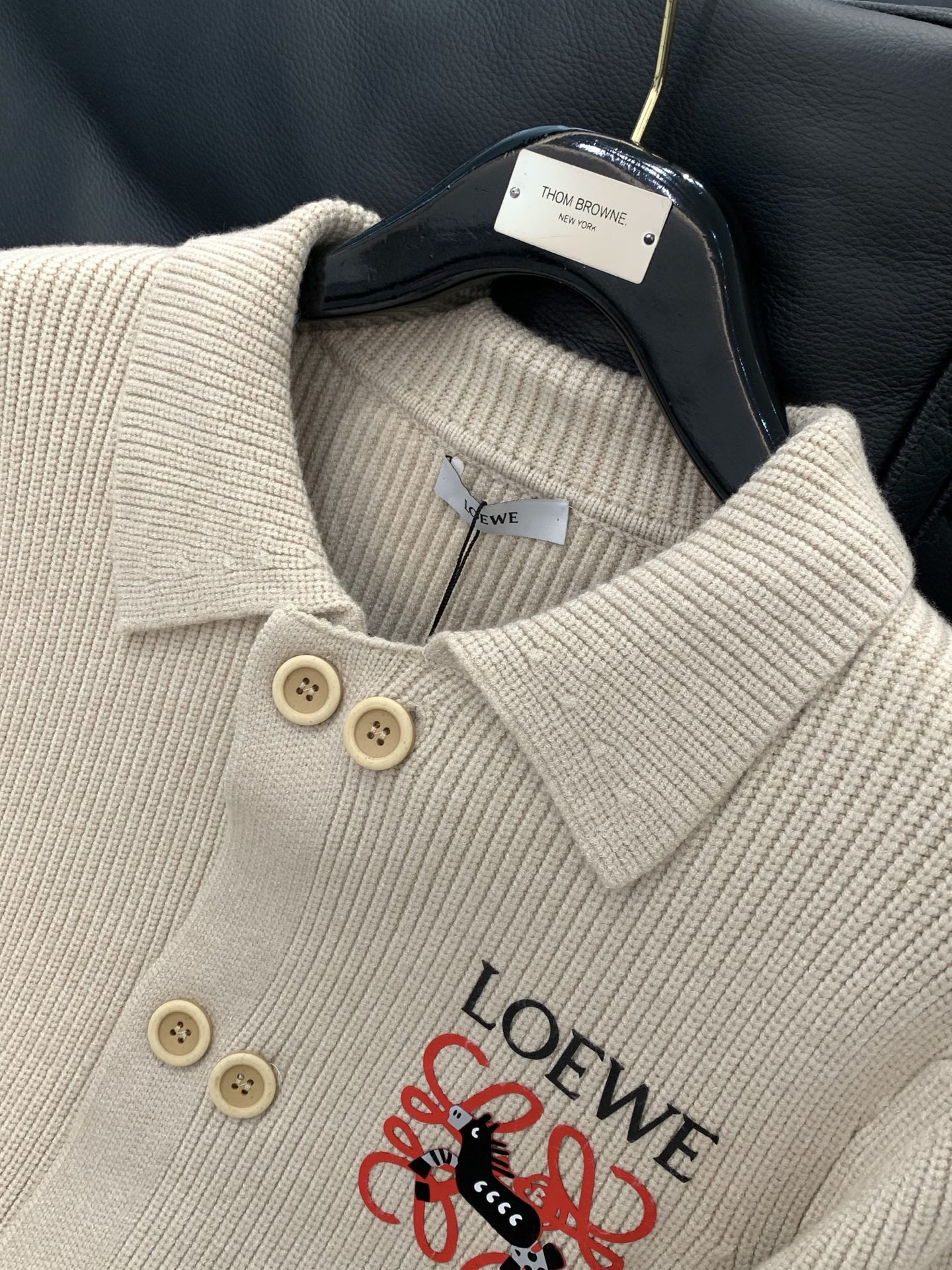 ，Loewe 罗意威，2025冬季最新款，专柜同步有售，原单狠货，时尚休闲针织开衫毛衣，上身很有特点！吸