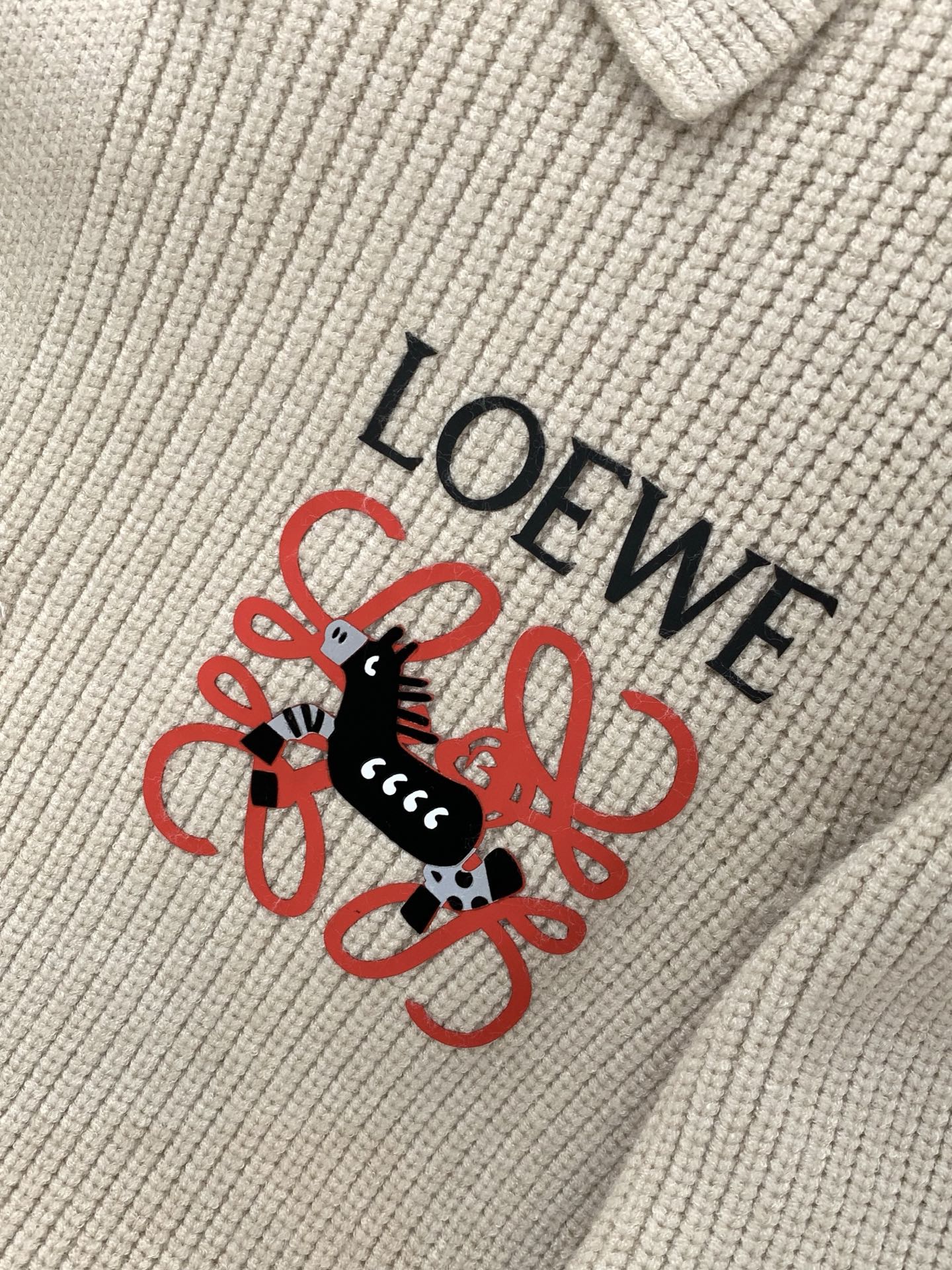 ，Loewe 罗意威，2025冬季最新款，专柜同步有售，原单狠货，时尚休闲针织开衫毛衣，上身很有特点！吸