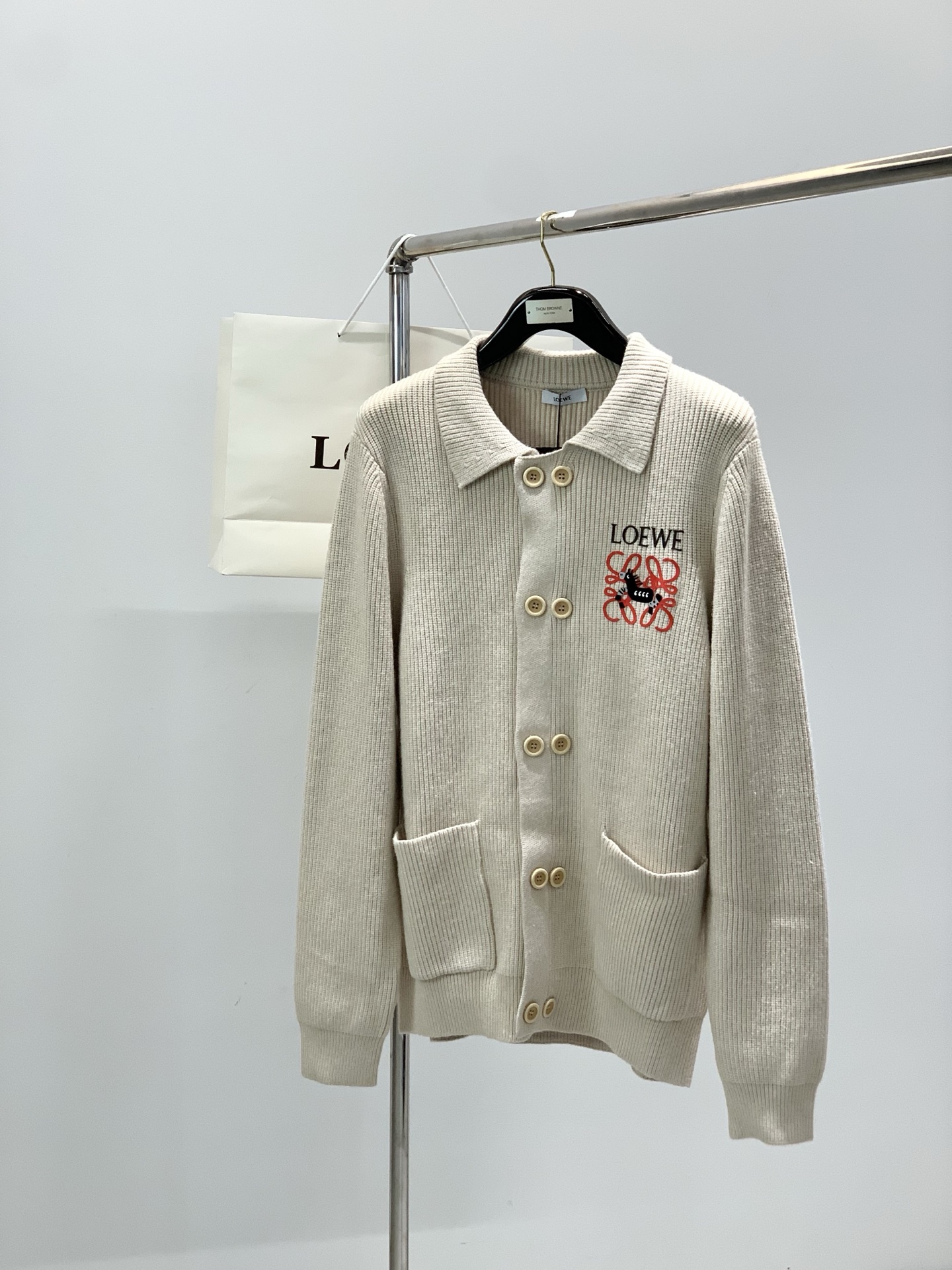 ，Loewe 罗意威，2025冬季最新款，专柜同步有售，原单狠货，时尚休闲针织开衫毛衣，上身很有特点！吸