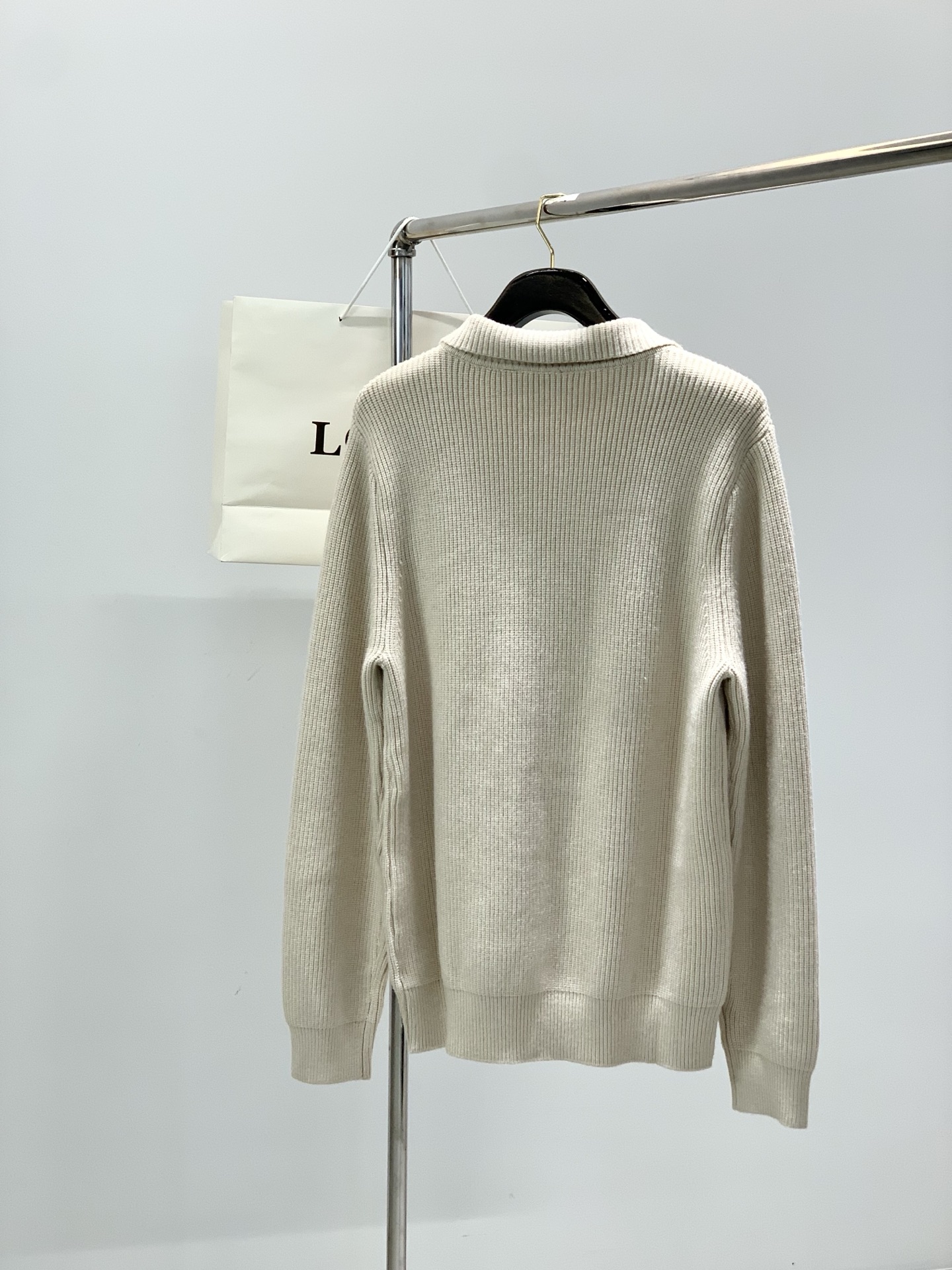 ，Loewe 罗意威，2025冬季最新款，专柜同步有售，原单狠货，时尚休闲针织开衫毛衣，上身很有特点！吸