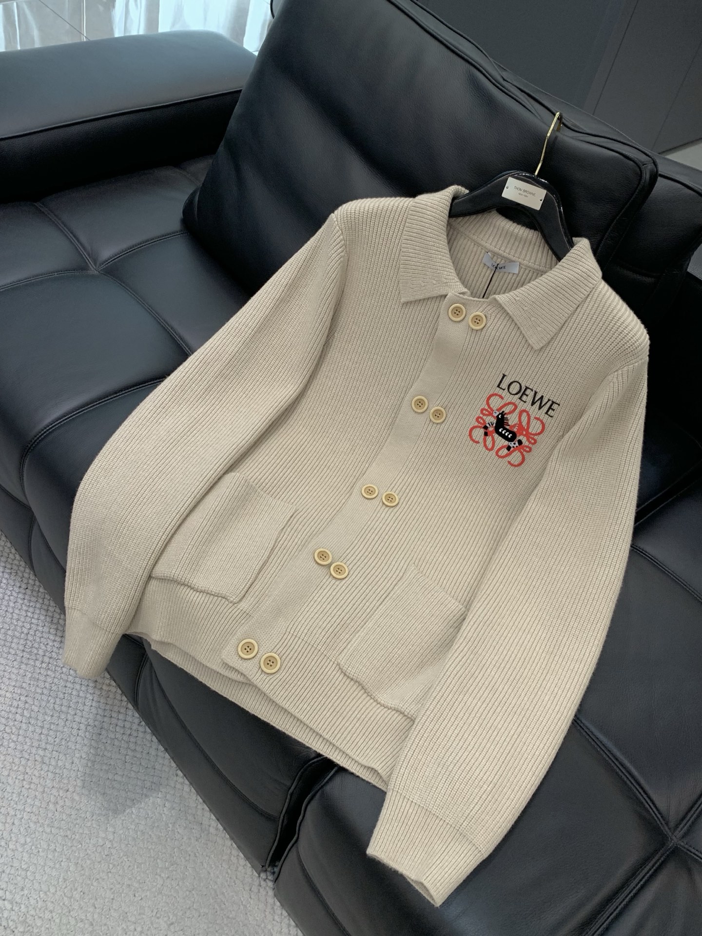 ，Loewe 罗意威，2025冬季最新款，专柜同步有售，原单狠货，时尚休闲针织开衫毛衣，上身很有特点！吸