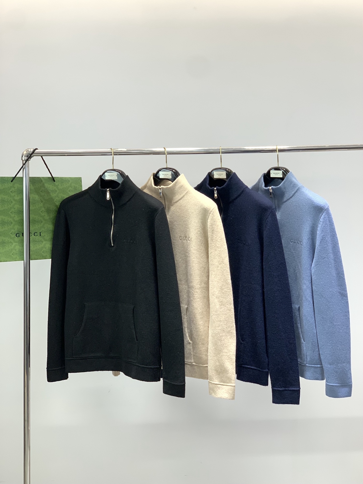 ，Gucci 古驰，2025冬季最新款，专柜同步有售，原单狠货，时尚休闲立领针织毛衣，上身很有特点！吸睛