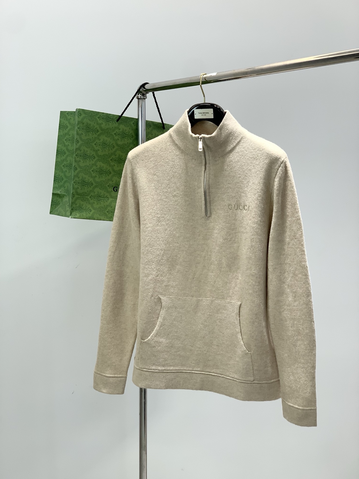 ，Gucci 古驰，2025冬季最新款，专柜同步有售，原单狠货，时尚休闲立领针织毛衣，上身很有特点！吸睛