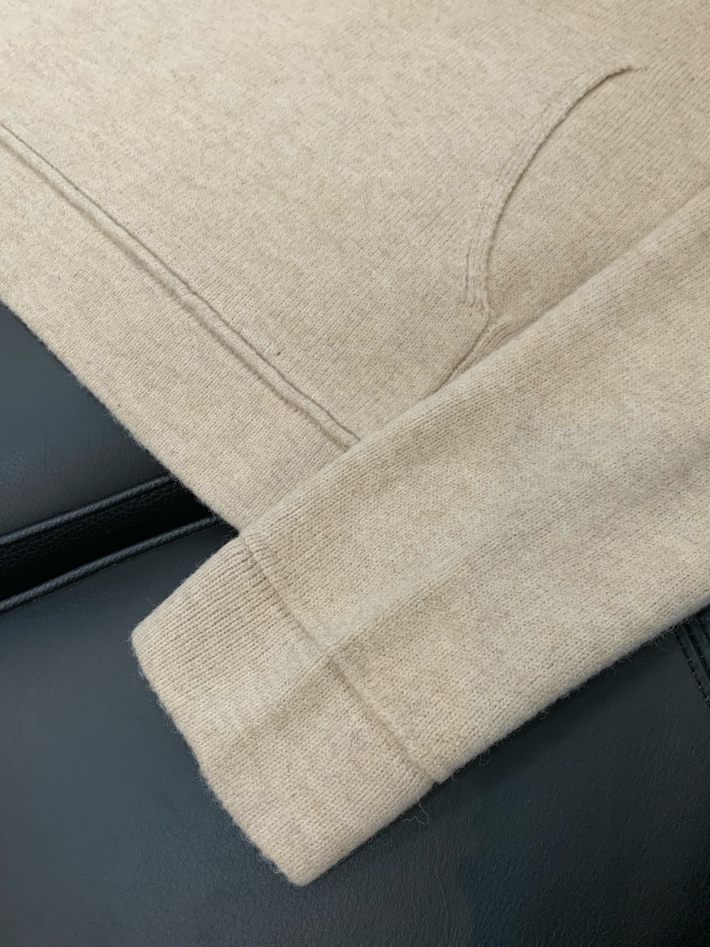 ，Gucci 古驰，2025冬季最新款，专柜同步有售，原单狠货，时尚休闲立领针织毛衣，上身很有特点！吸睛