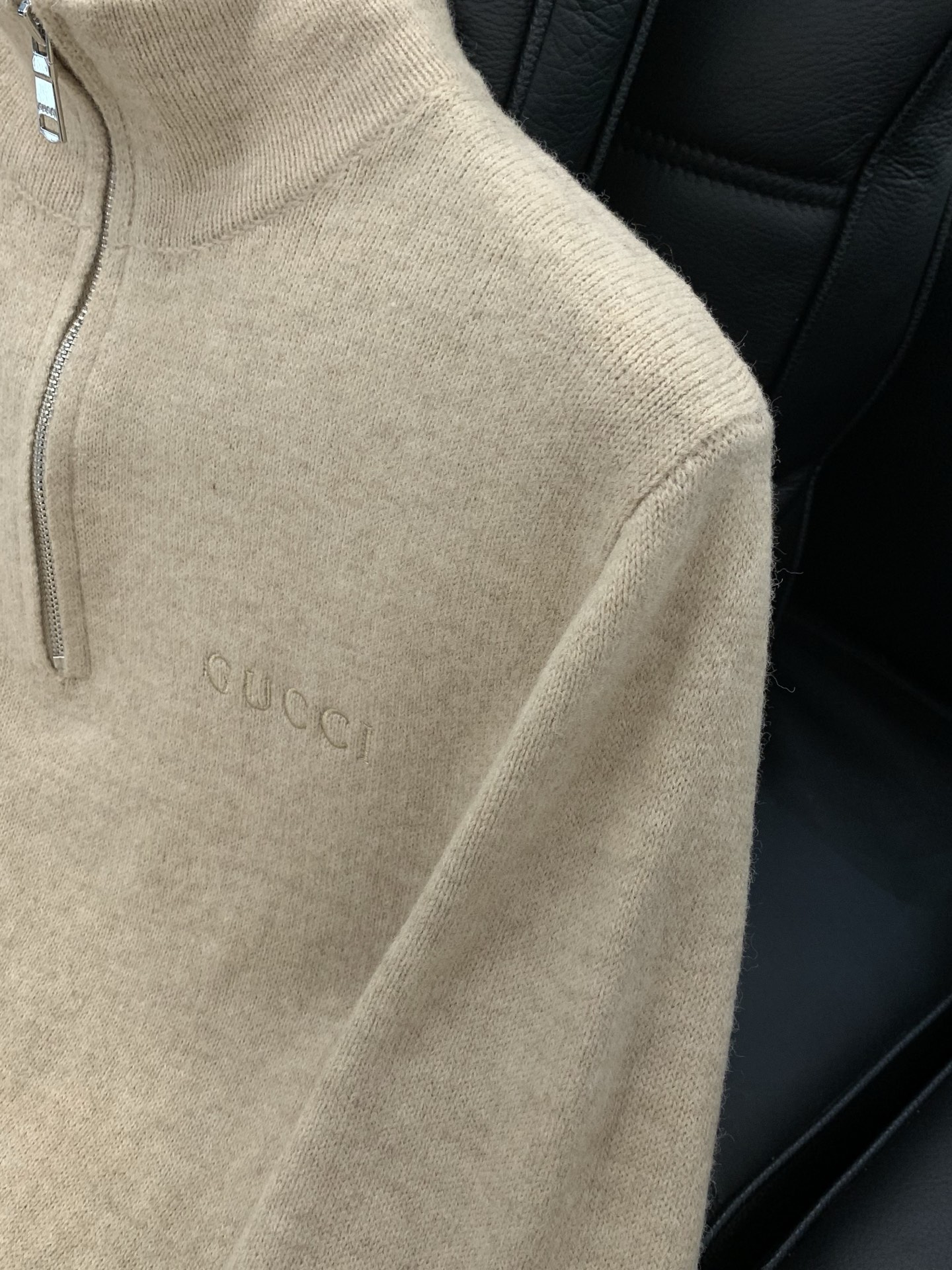 ，Gucci 古驰，2025冬季最新款，专柜同步有售，原单狠货，时尚休闲立领针织毛衣，上身很有特点！吸睛