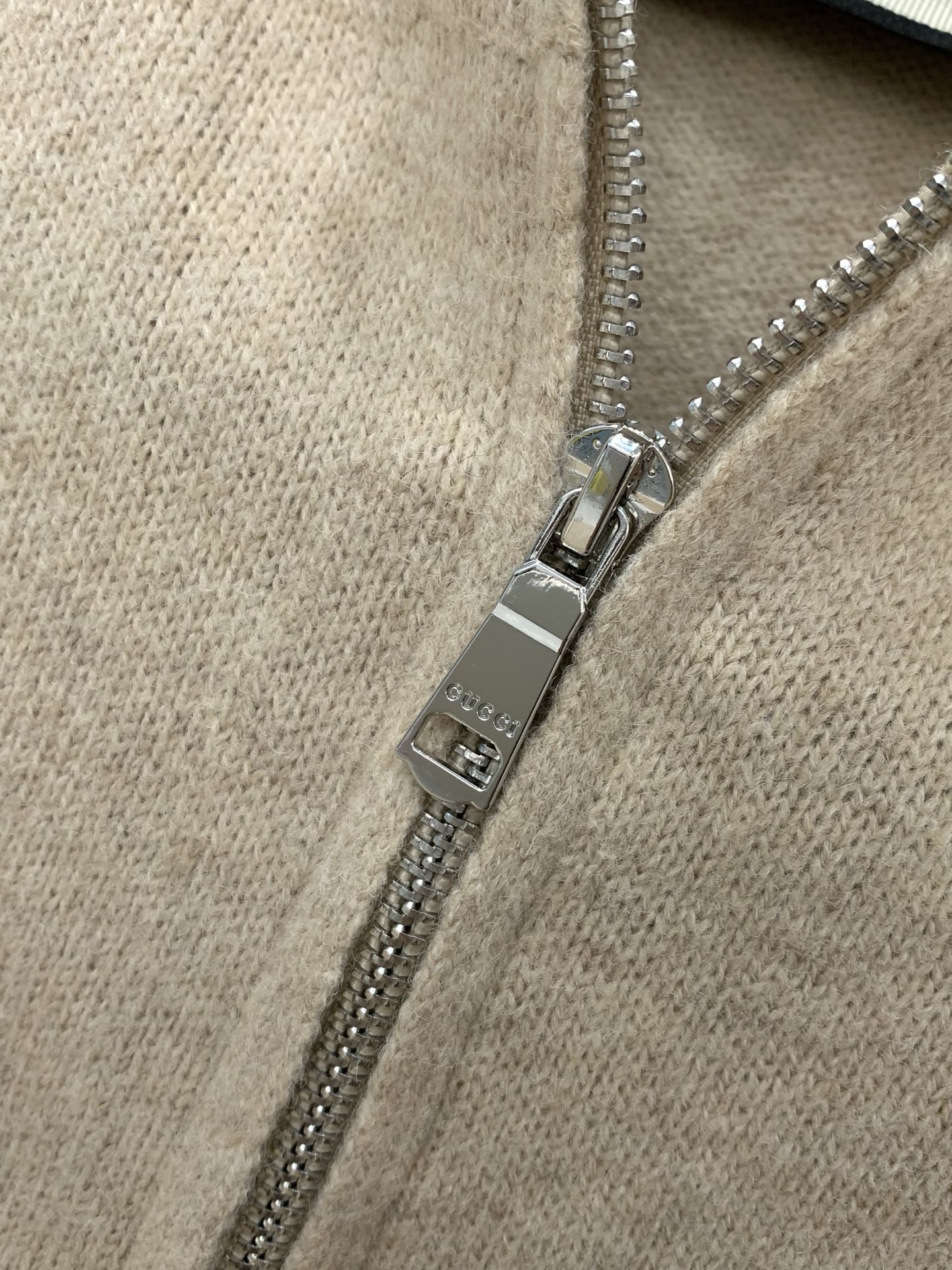 ，Gucci 古驰，2025冬季最新款，专柜同步有售，原单狠货，时尚休闲立领针织毛衣，上身很有特点！吸睛