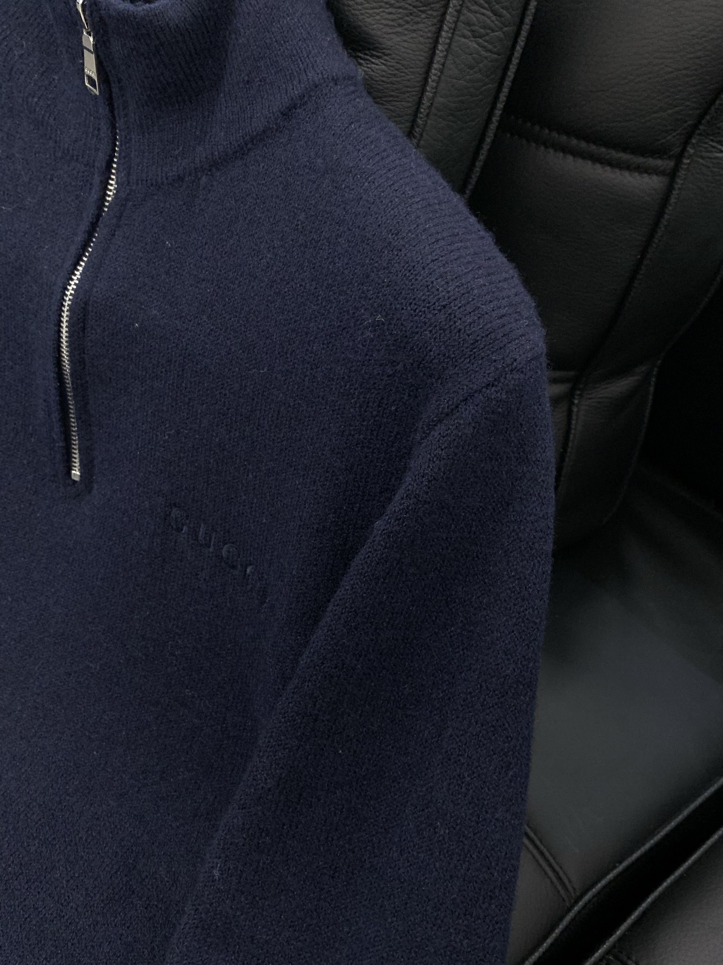 ，Gucci 古驰，2025冬季最新款，专柜同步有售，原单狠货，时尚休闲立领针织毛衣，上身很有特点！吸睛