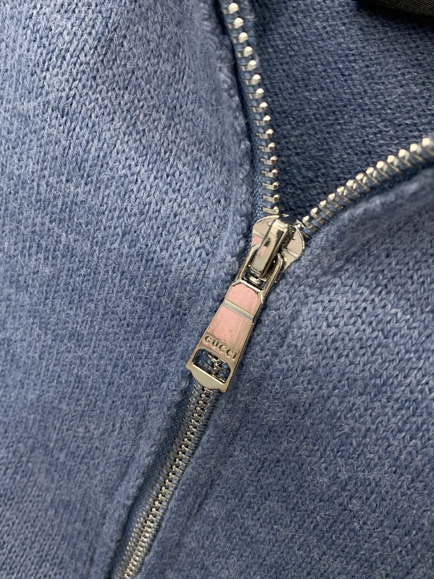 ，Gucci 古驰，2025冬季最新款，专柜同步有售，原单狠货，时尚休闲立领针织毛衣，上身很有特点！吸睛