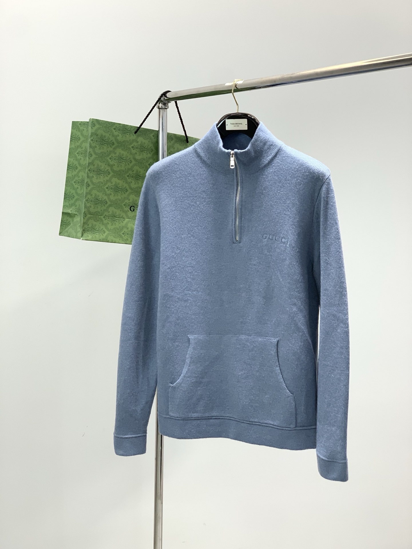 ，Gucci 古驰，2025冬季最新款，专柜同步有售，原单狠货，时尚休闲立领针织毛衣，上身很有特点！吸睛