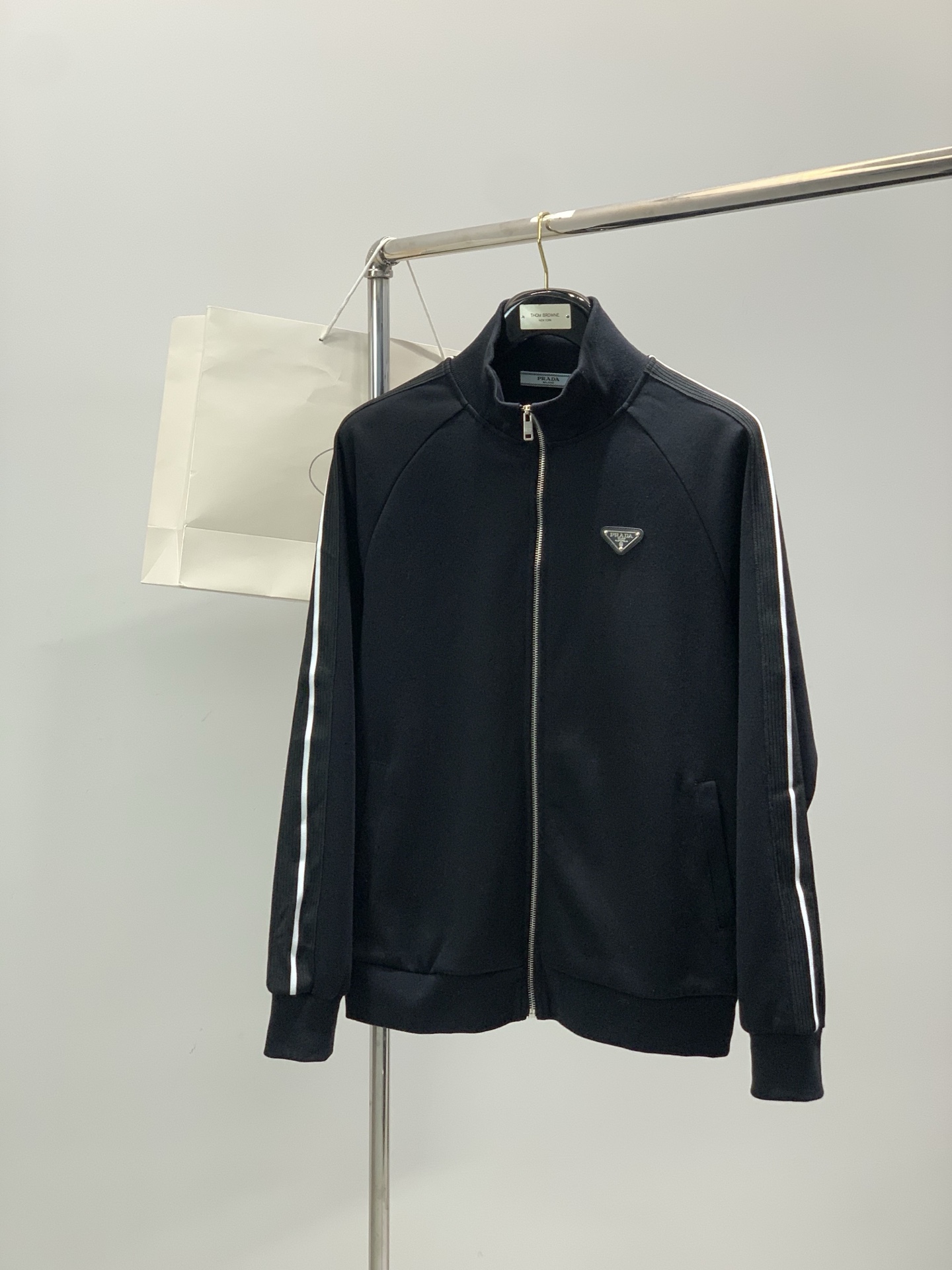 NO:728618,Years later, clothes, trousers P, PRADA, the latest autumn products, available at counters simultaneously, fashionable casual suits, imported original fabrics, extremely complex workmanship, the only channel that can be used as a purchasing agent, top-notch glue printing letter pattern logo, original hardware accessories decoration, extremely high-grade, comfortable and versatile, handsome and stylish upper body, 2 colors recommended, size M-4XL,, prada, prada,19860909年后,衣服,裤子P,PRADA 普拉达,秋季最新品,专柜同步有售,时尚休闲套装,进口原版面料,做工极为复杂,唯一可以做代购级别的渠道狠货,顶级印胶工艺字母图案logo,原版五金辅料装饰,档次极高,舒适百搭,上身帅气有型,2色推荐,码数M-4XL,,prada,prada,,Men's clothing