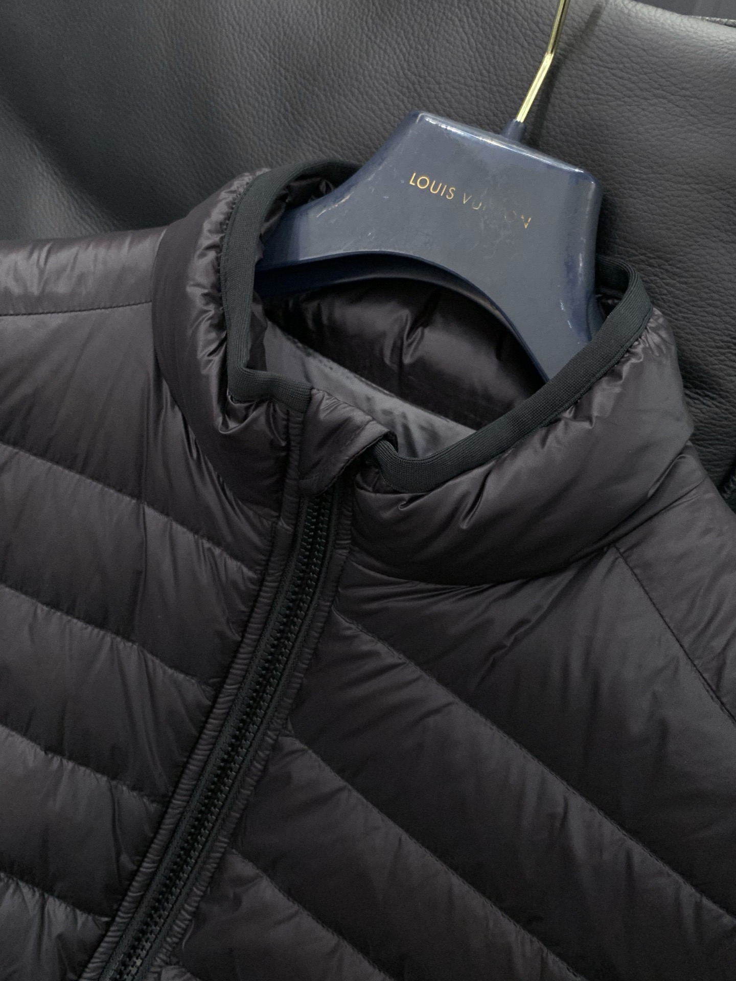 ，PRADA无感轻薄，无意间的温暖。。。。轻薄立领羽绒..........每一张图，都能吸引你.....