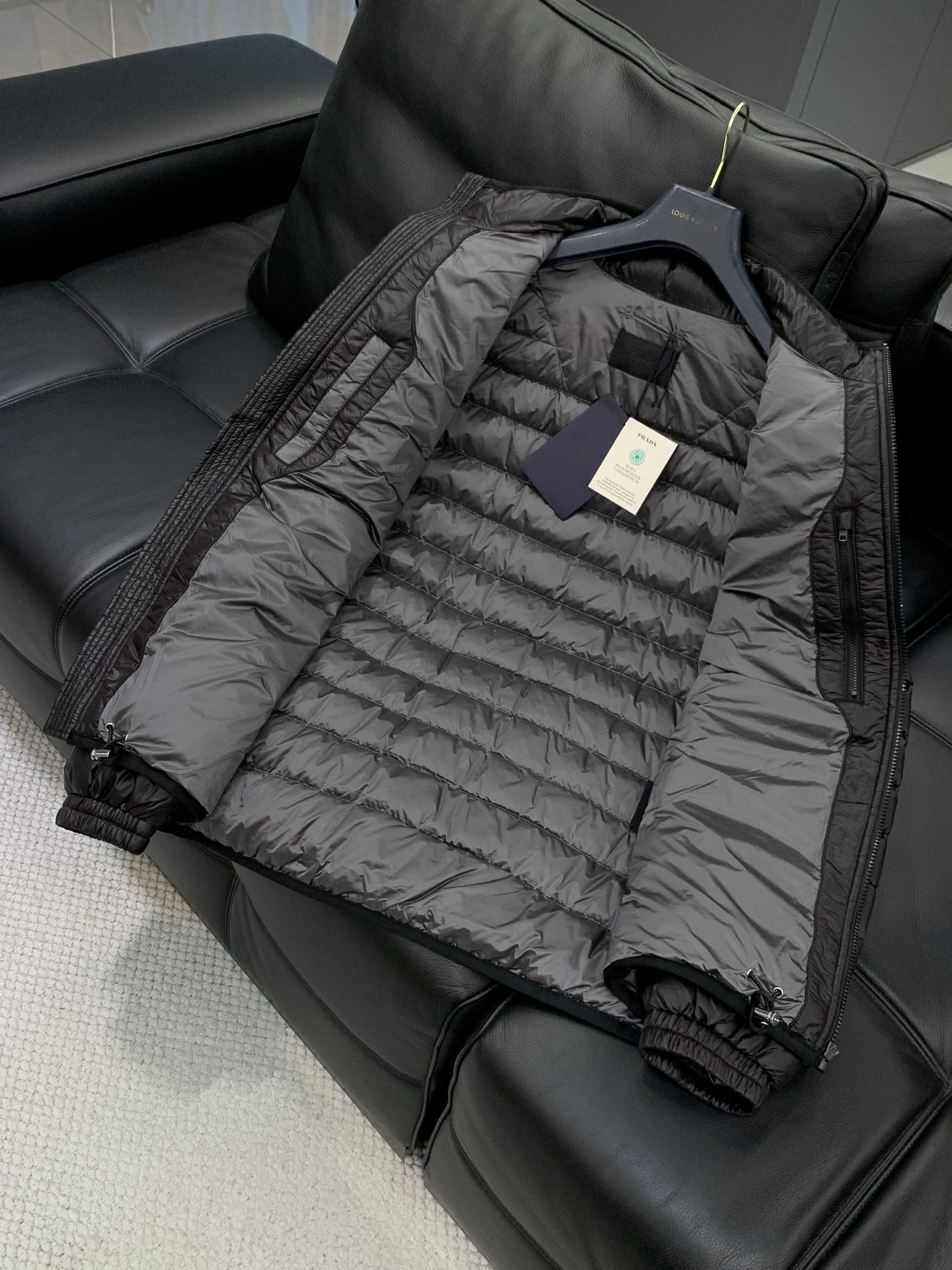 ，PRADA无感轻薄，无意间的温暖。。。。轻薄立领羽绒..........每一张图，都能吸引你.....