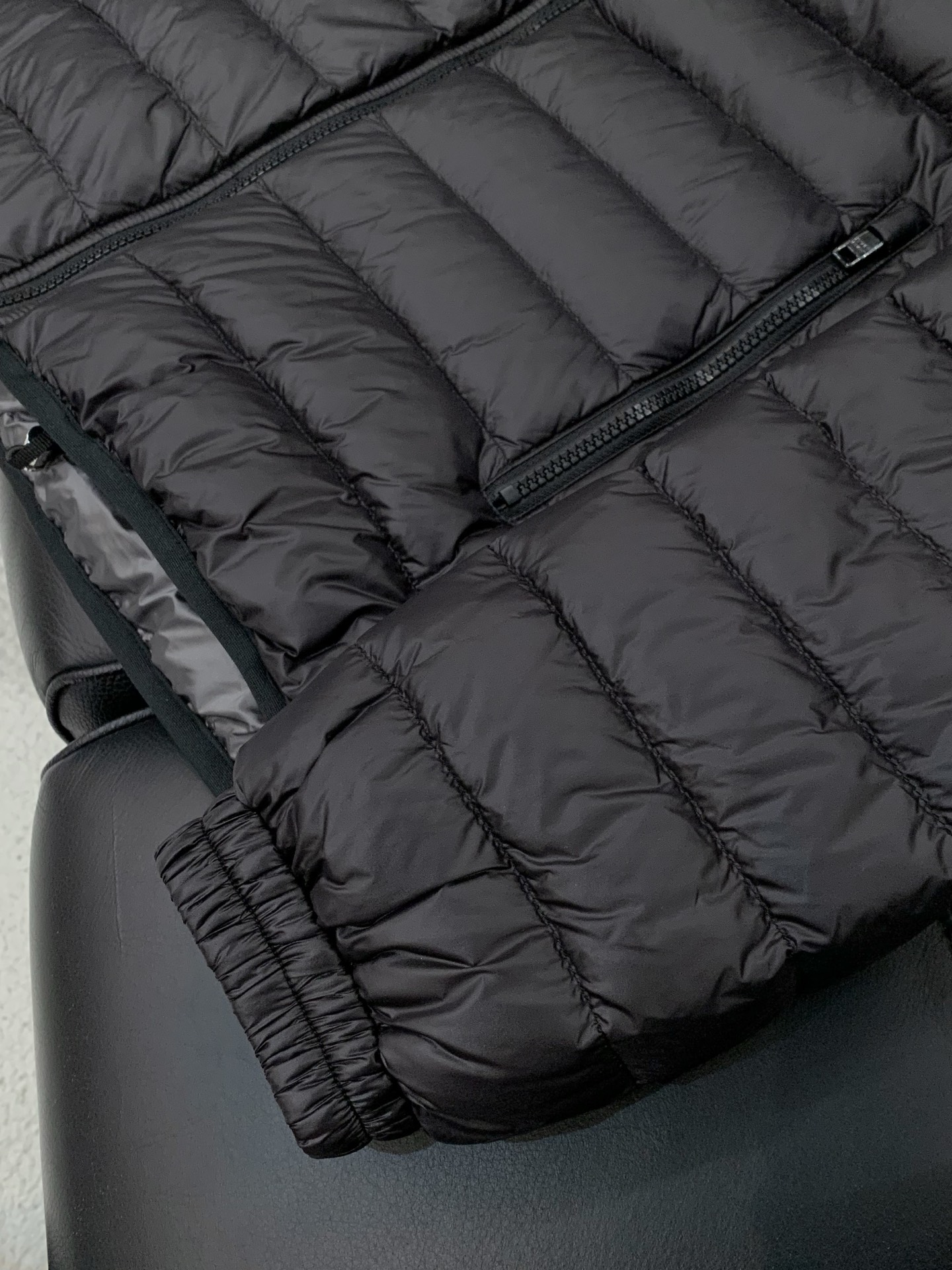 ，PRADA无感轻薄，无意间的温暖。。。。轻薄立领羽绒..........每一张图，都能吸引你.....