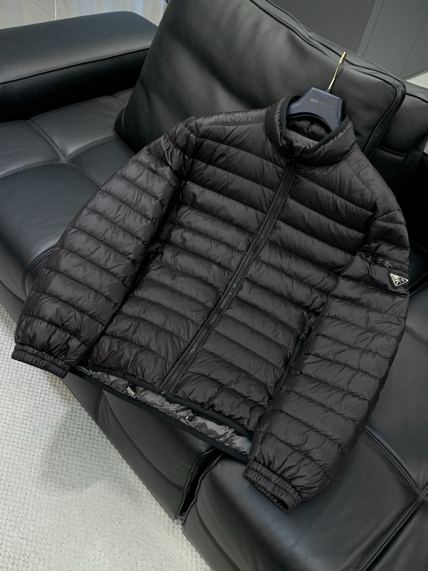 ，PRADA无感轻薄，无意间的温暖。。。。轻薄立领羽绒..........每一张图，都能吸引你.....