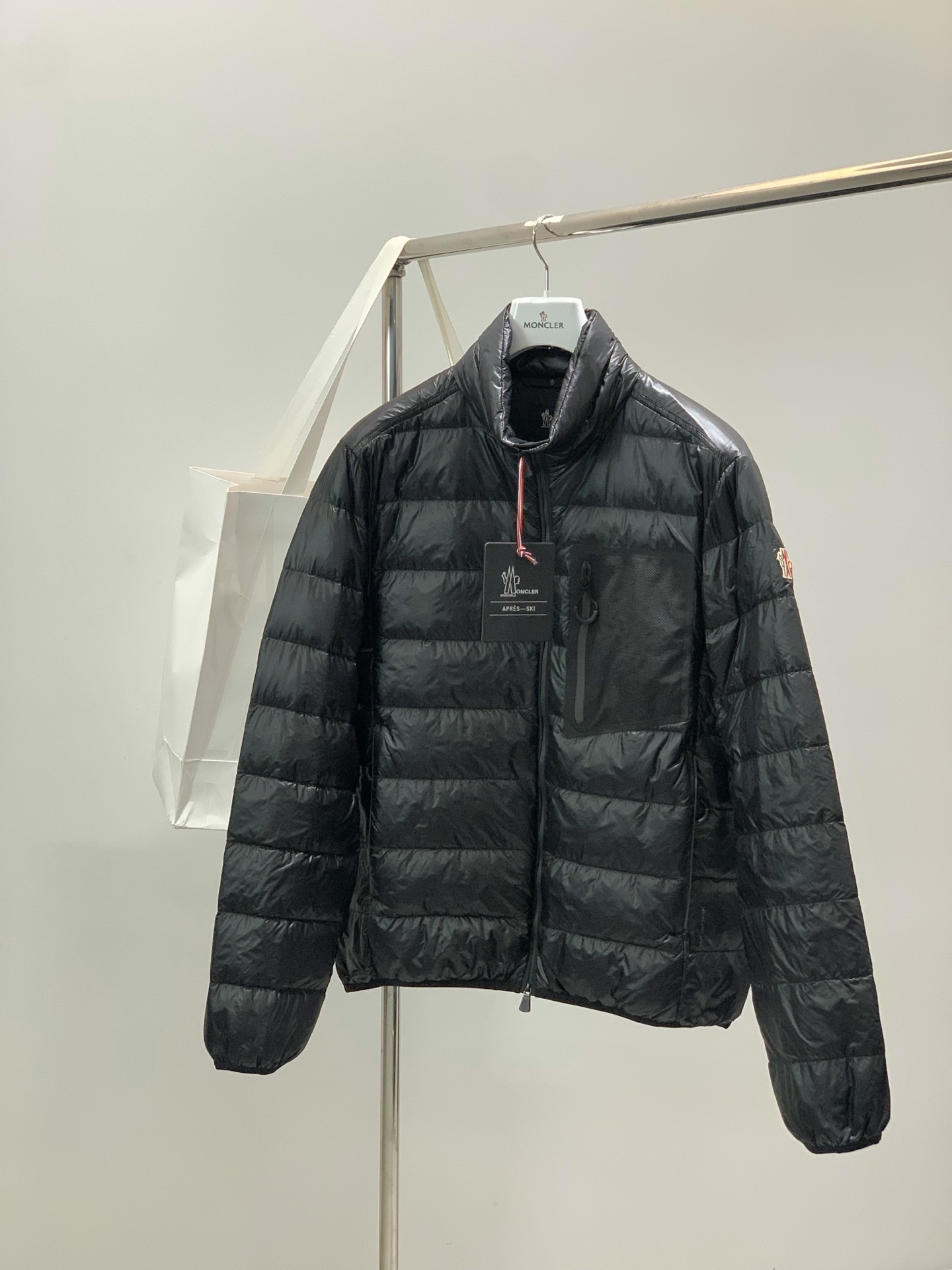 ，蒙口2025秋冬 立领羽绒夹克外套 摩登风范全新演绎,经典绗缝设计极具时尚气息.都市现代感十足,匠心弥