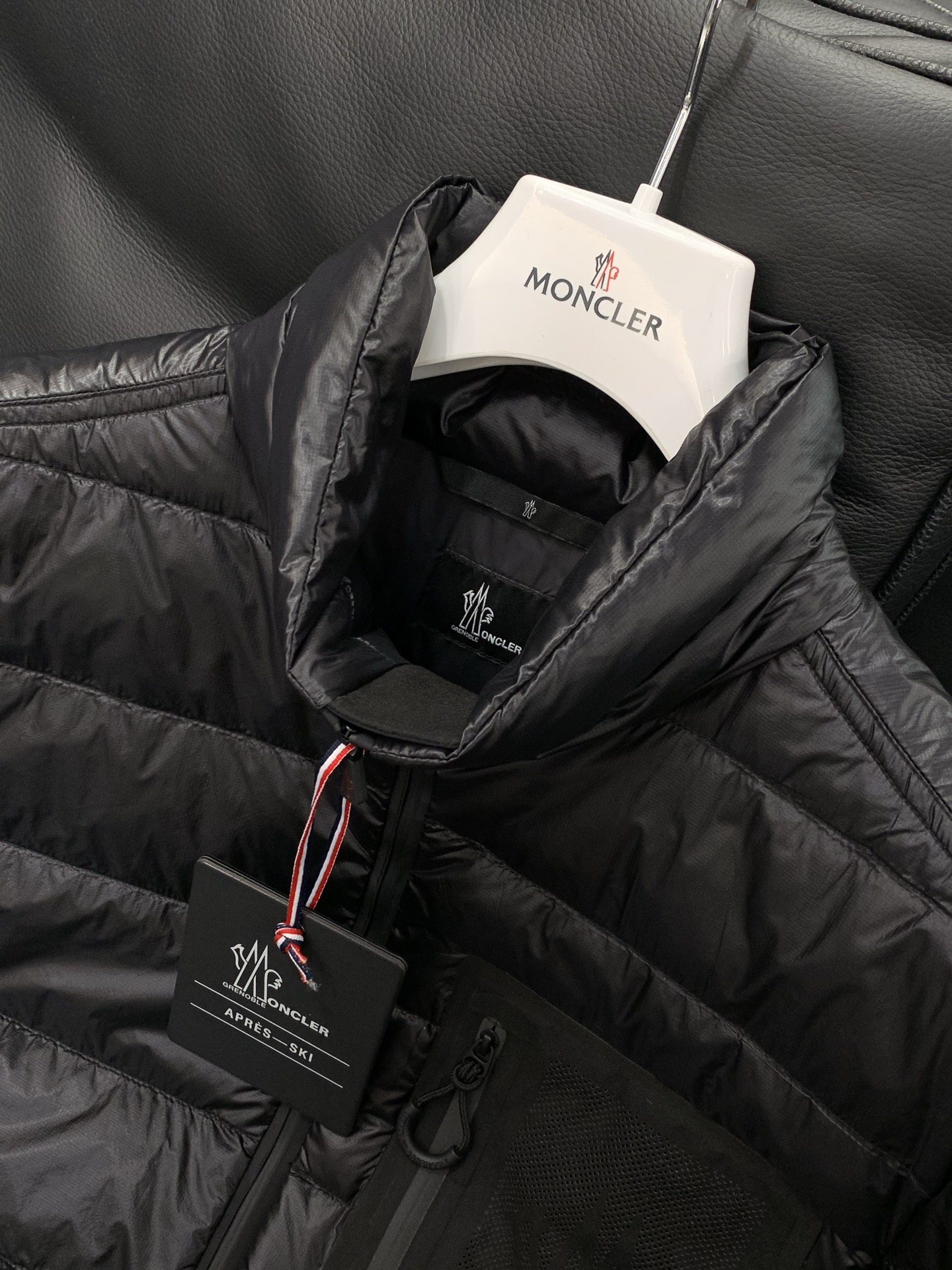 ，蒙口2025秋冬 立领羽绒夹克外套 摩登风范全新演绎,经典绗缝设计极具时尚气息.都市现代感十足,匠心弥