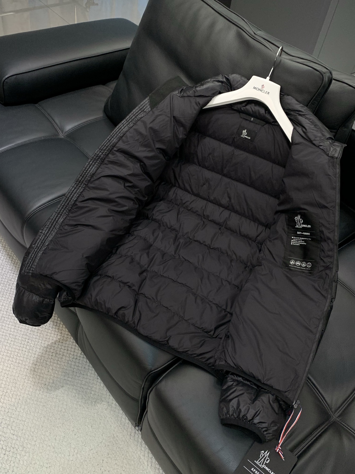 ，蒙口2025秋冬 立领羽绒夹克外套 摩登风范全新演绎,经典绗缝设计极具时尚气息.都市现代感十足,匠心弥