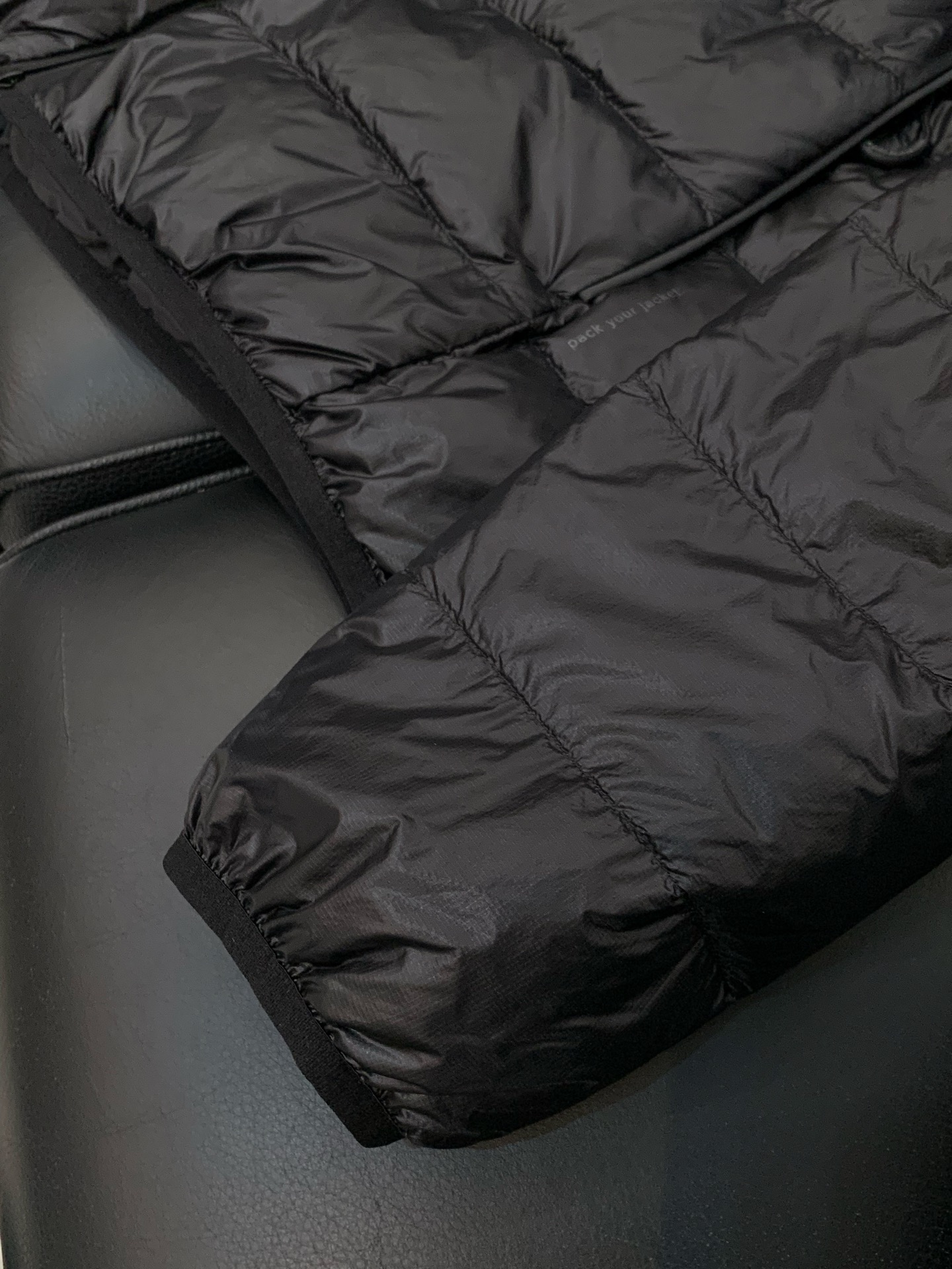 ，蒙口2025秋冬 立领羽绒夹克外套 摩登风范全新演绎,经典绗缝设计极具时尚气息.都市现代感十足,匠心弥