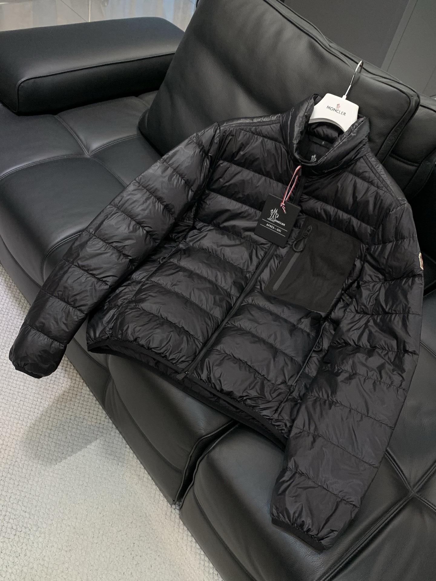 ，蒙口2025秋冬 立领羽绒夹克外套 摩登风范全新演绎,经典绗缝设计极具时尚气息.都市现代感十足,匠心弥