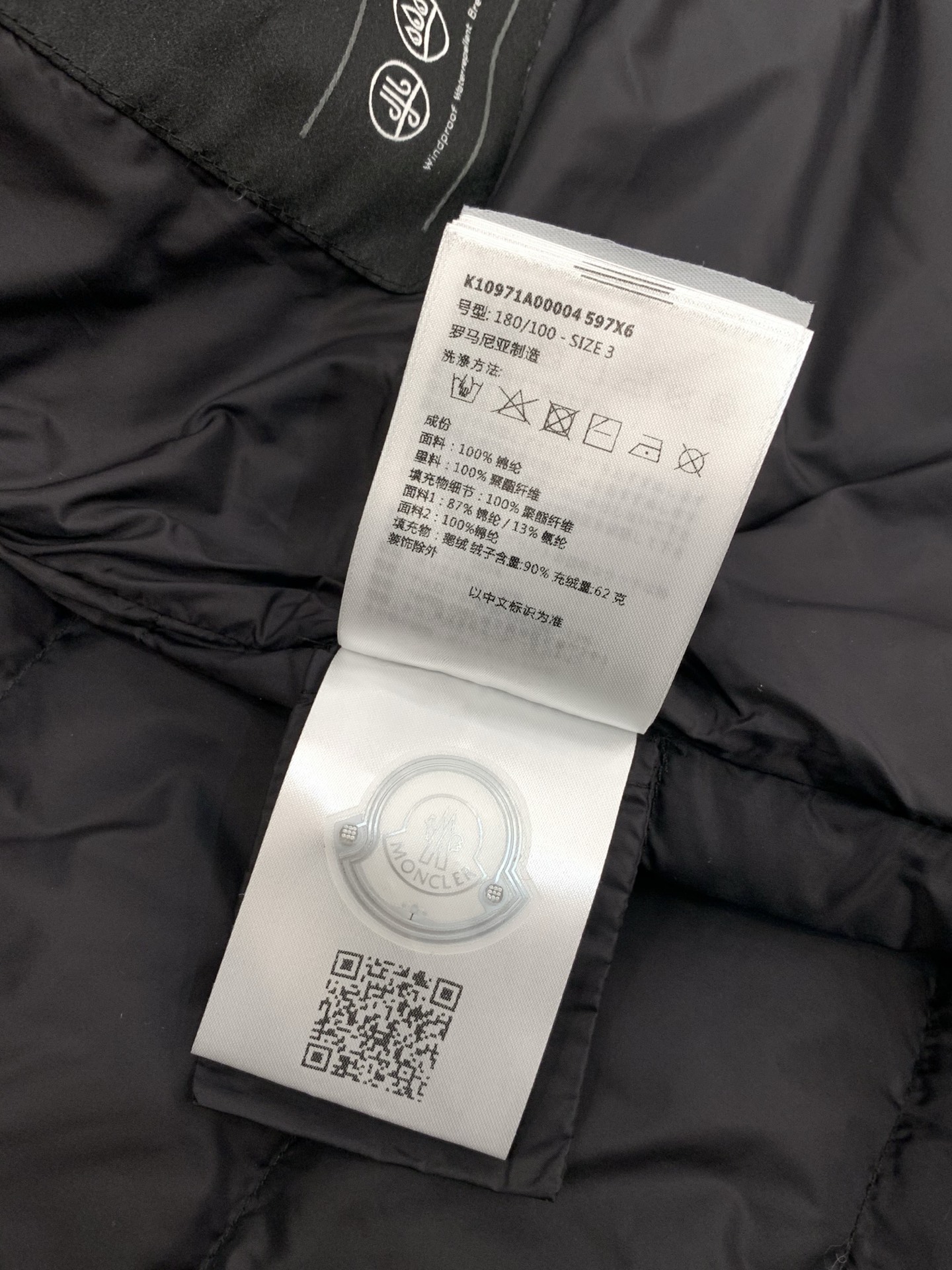 ，蒙口2025秋冬 立领羽绒夹克外套 摩登风范全新演绎,经典绗缝设计极具时尚气息.都市现代感十足,匠心弥