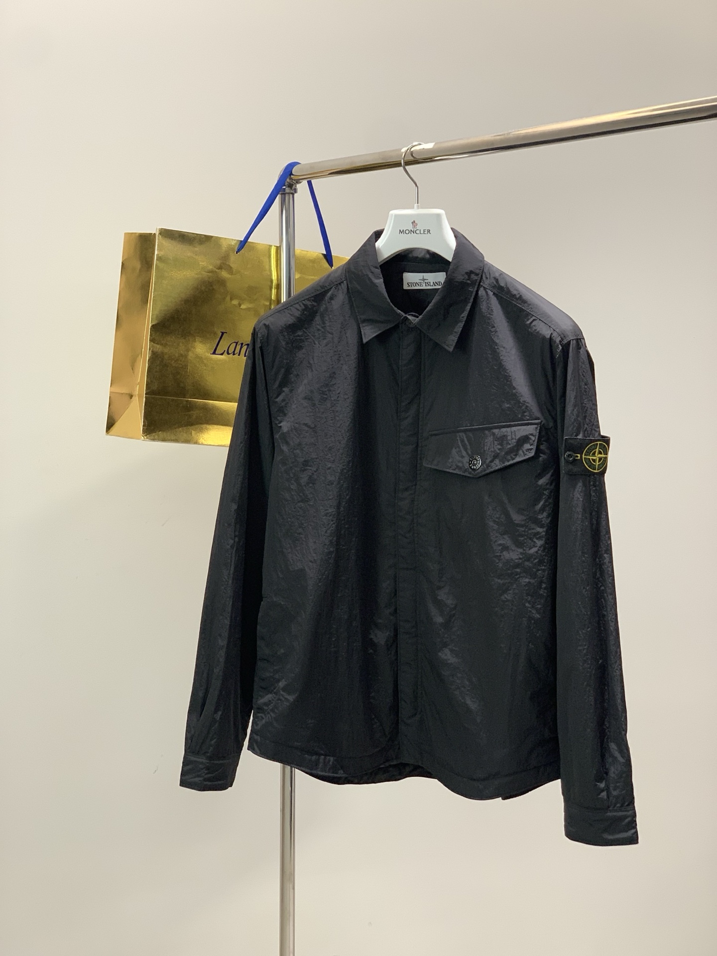 ，石头岛 棉衣工艺太牛了，也很难做到的订单。面料你随意对比，铁保出口订单，客供金属丝柔型面料。st石头家