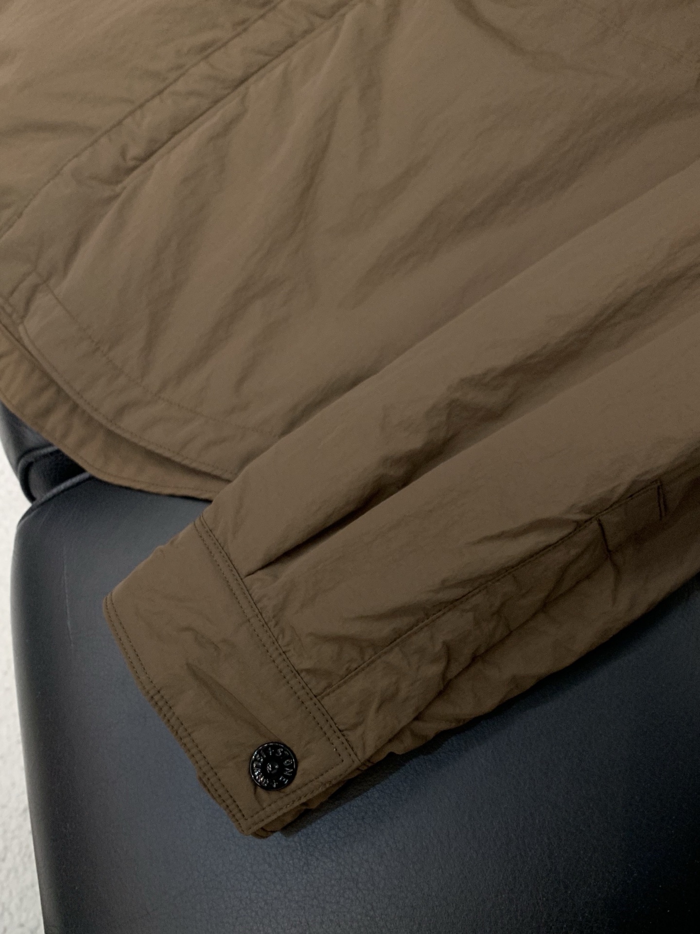 ，石头岛 棉衣工艺太牛了，也很难做到的订单。面料你随意对比，铁保出口订单，客供金属丝柔型面料。st石头家