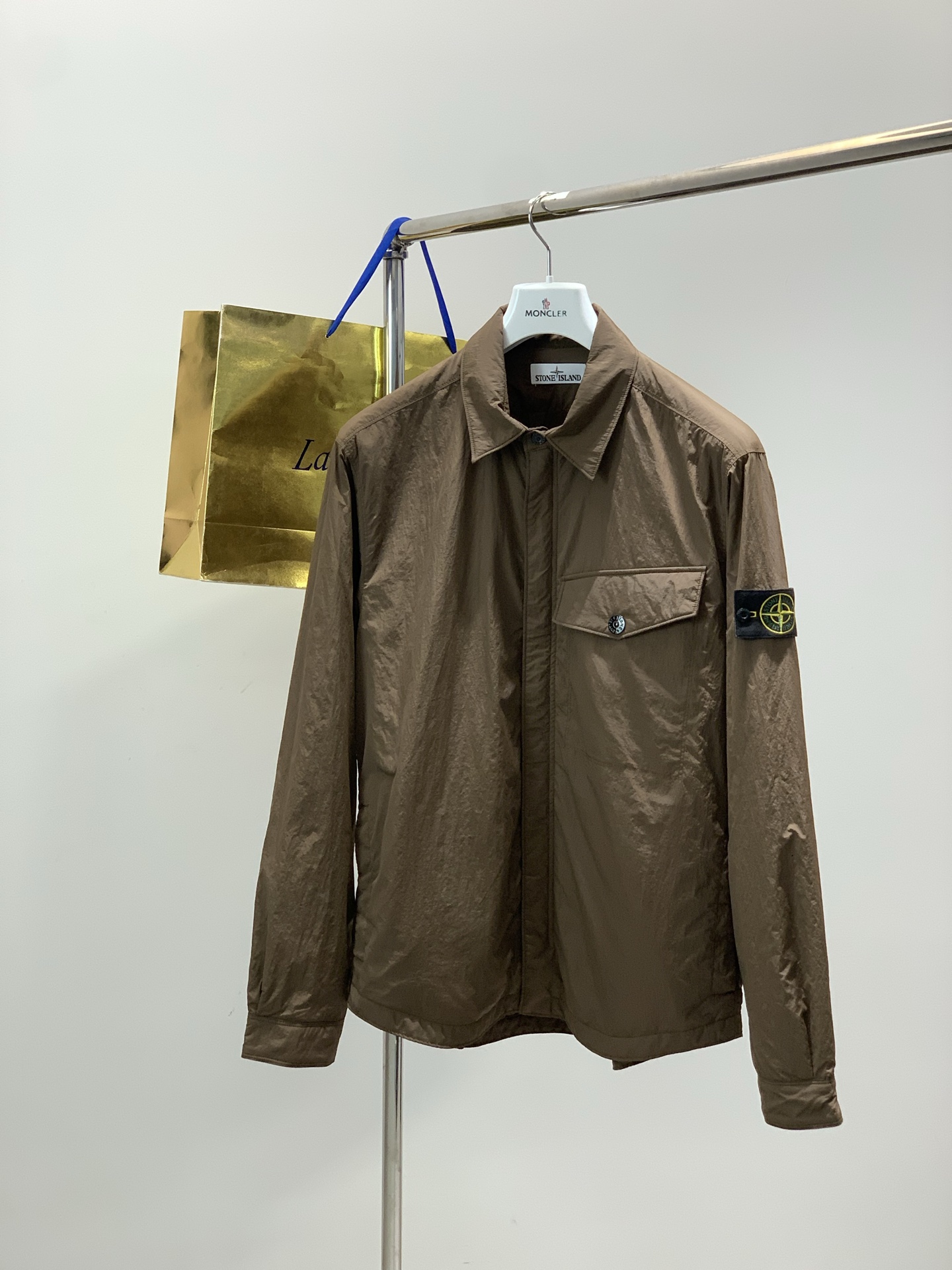 ，石头岛 棉衣工艺太牛了，也很难做到的订单。面料你随意对比，铁保出口订单，客供金属丝柔型面料。st石头家