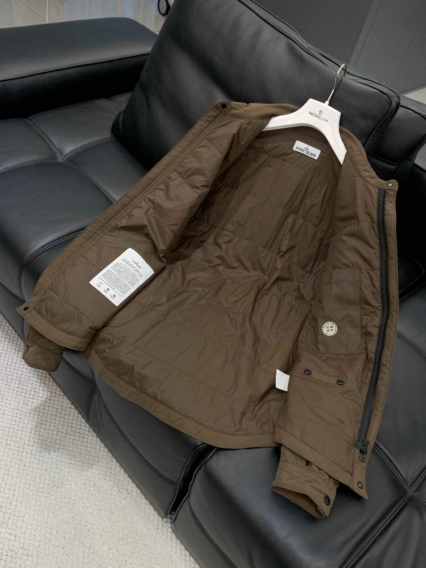 ，石头岛 棉衣工艺太牛了，也很难做到的订单。面料你随意对比，铁保出口订单，客供金属丝柔型面料。st石头家