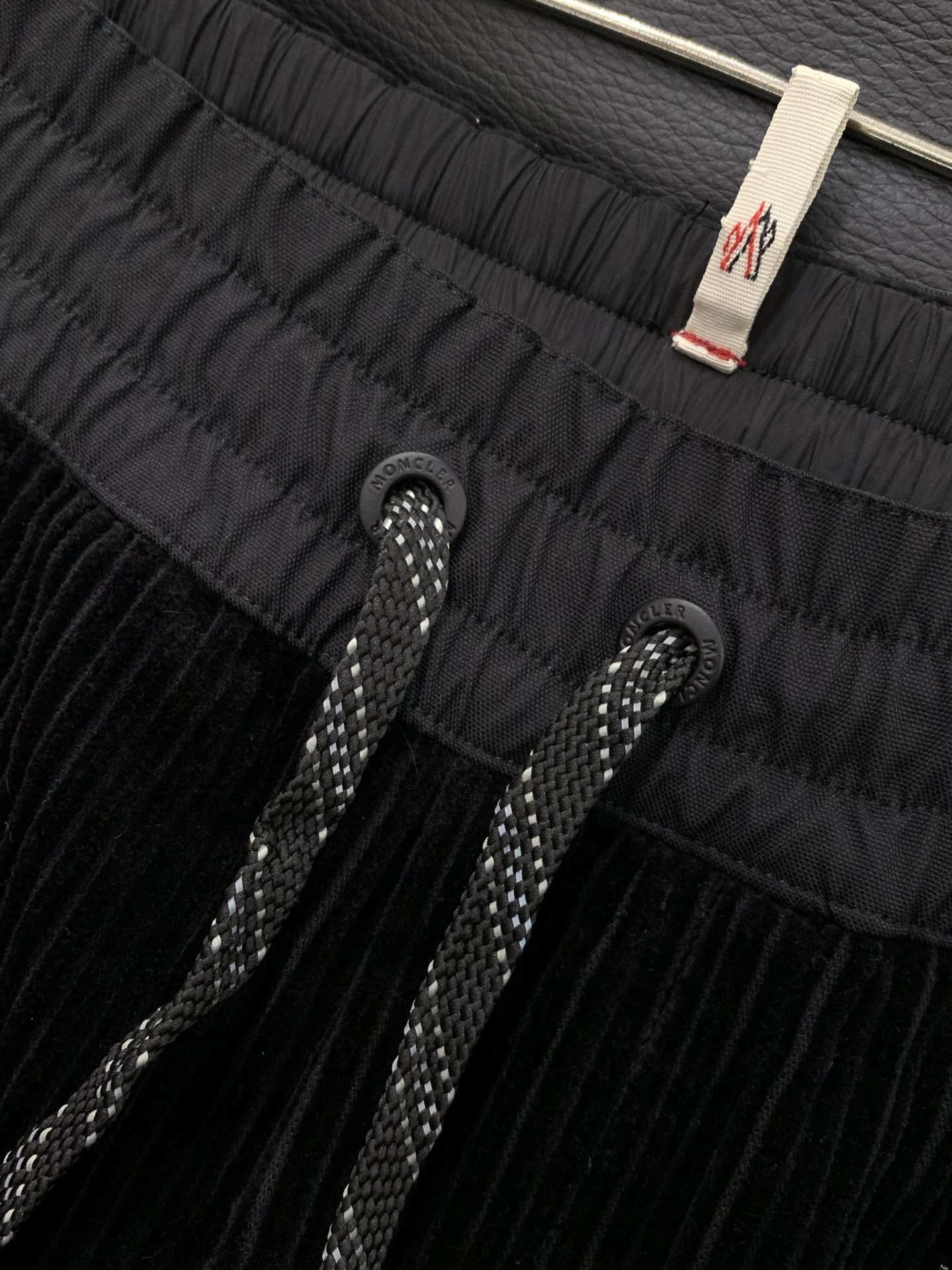 ，蒙口 出口欧洲订单，面料辅料都是最最OK的。户外系列法mon粗灯芯绒功能长裤。男士侧边大口袋设计长裤。