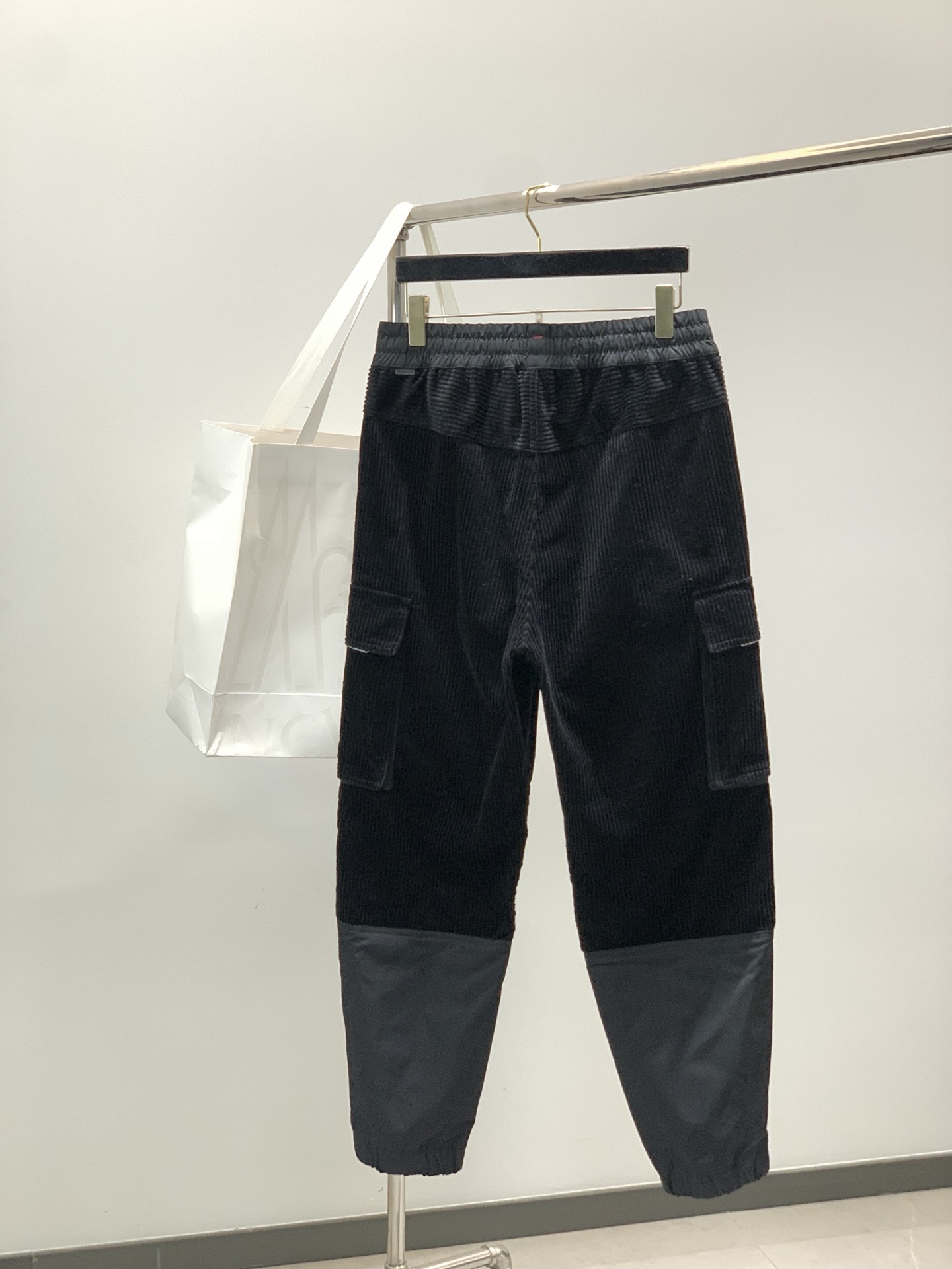 ，蒙口 出口欧洲订单，面料辅料都是最最OK的。户外系列法mon粗灯芯绒功能长裤。男士侧边大口袋设计长裤。